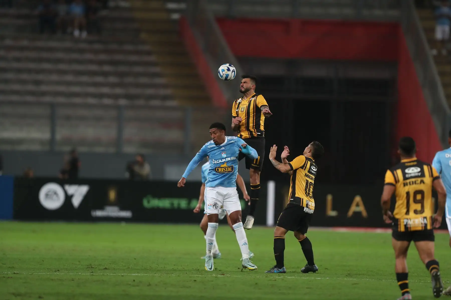 Jugando de local en el Estadio Nacional de Lima, Sporting Cristal derrota esta noche por 1-0 a The Strongest de Bolivia, en choque válido por la fecha 3 del grupo D de la Copa Libertadores.El único gol en lo que va del cotejo lo marcó Jhilmar Lora, con remate de tijera, en el minuto 80.
Foto: ANDINA/Ricardo Cuba