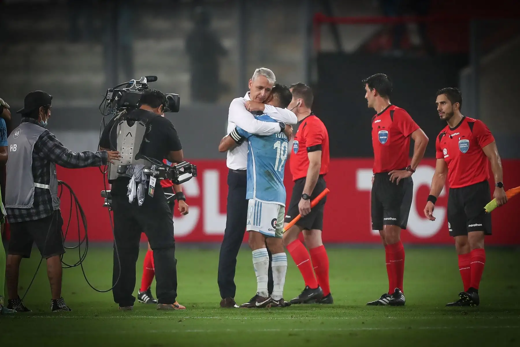 El entrenador del Sporting Cristal, Tiago Nunes celebra junto al jugador Yosimar Yotún la victoria de hoy frente al Strongest de Bolivia dejando claro que los líos internos en el equipo están superados. 
Foto:ANDINA/Ricardo Cuba
