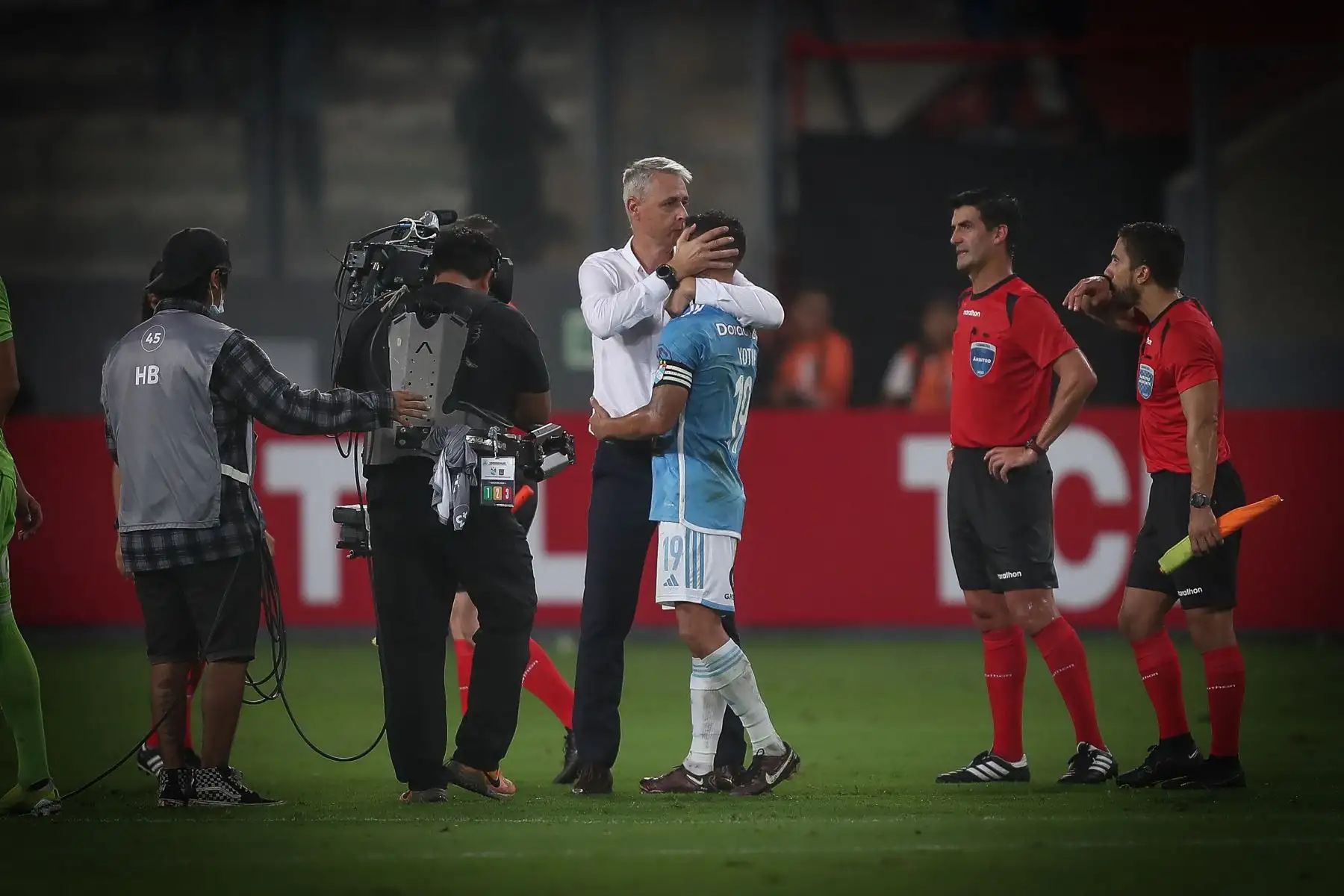 El entrenador del Sporting Cristal, Tiago Nunes celebra junto al jugador Yosimar Yotún la victoria de hoy frente al Strongest de Bolivia dejando claro que los líos internos en el equipo están superados. 
Foto:ANDINA/Ricardo Cuba