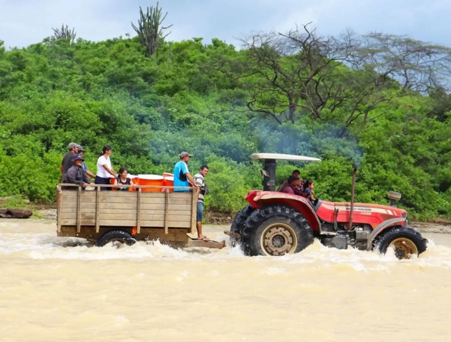 Agricultores de centros poblados aislados del distrito de Casitas, en Tumbes, reciben ayuda para salvar su cultivos y poder trasladarlos a mercados locales. ANDINA/Difusión