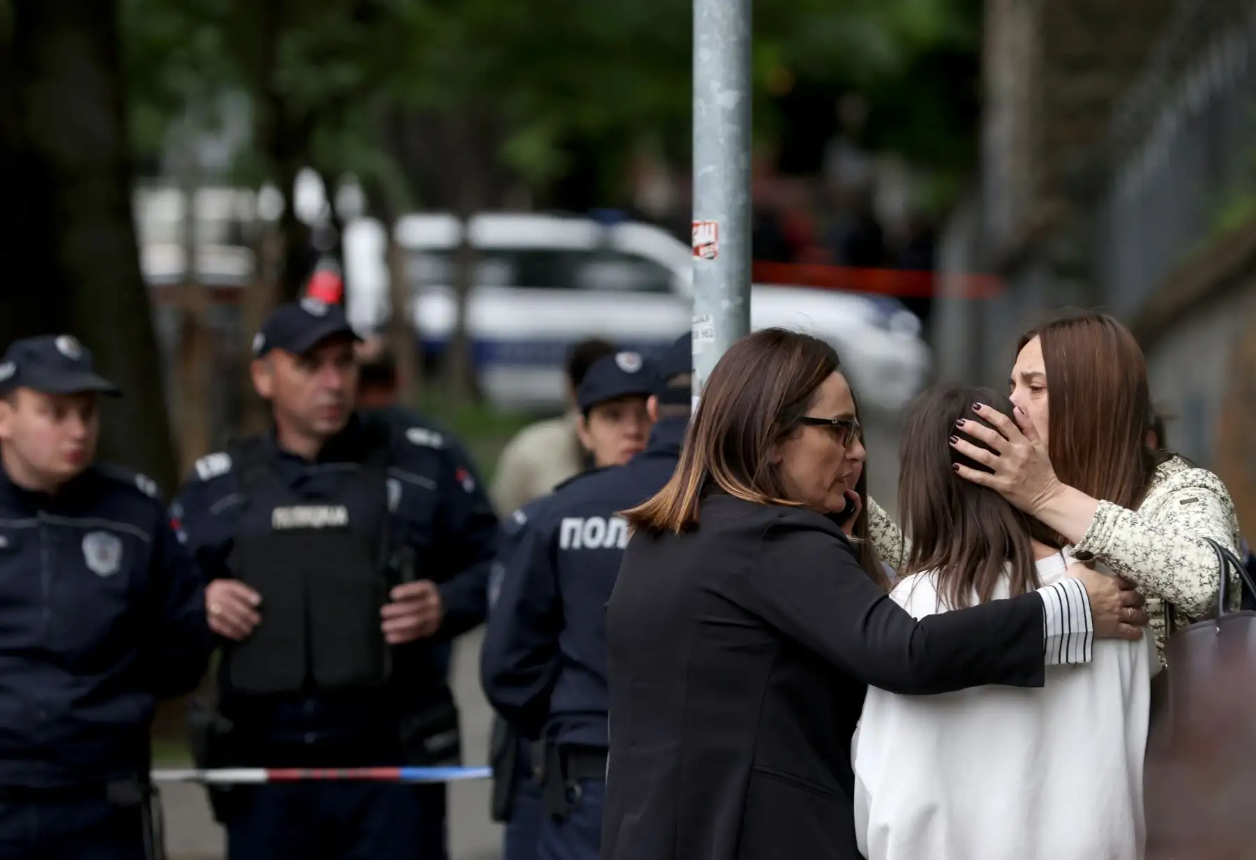 Profesoras consuelan a una estudiante después de que nueve personas muerieran y varias resultarsen heridas en una escuela de Belgrado cuando un joven de 14 años, alumno de esa institución, disparó esta mañana con una pistola contra sus compañeros y contra el personal docente y de seguridad. Según un comunicado del ministerio del Interior de Serbia, entre los muertos hay ocho menores y un adulto, miembro del equipo de seguridad de la institución.
Foto: EFE