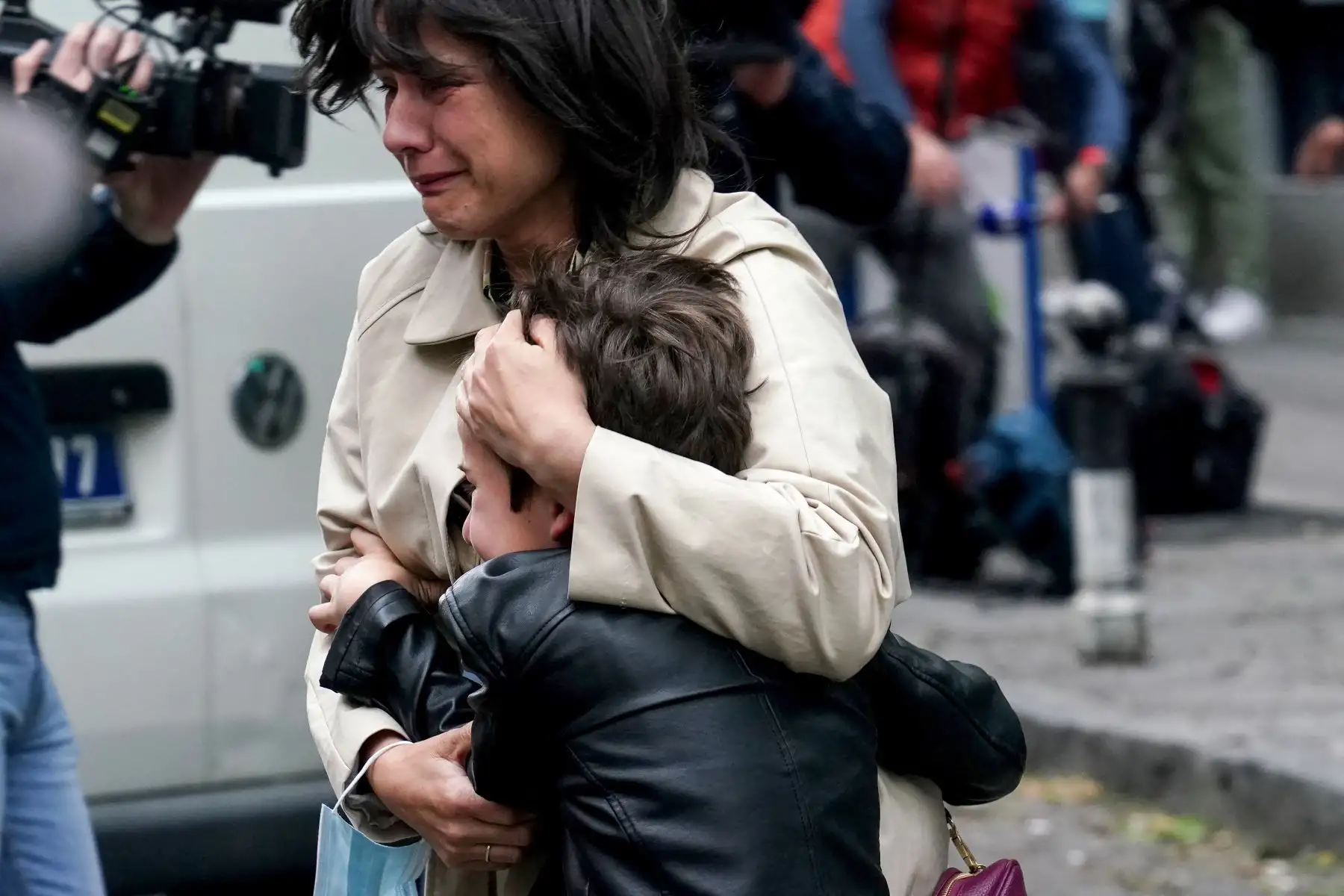 Profesoras consuelan a un estudiante después de que nueve personas murieran y varias resultasen heridas en una escuela de Belgrado cuando un joven de 14 años, alumno de esa institución, disparó esta mañana con una pistola contra sus compañeros y contra el personal docente y de seguridad. Según un comunicado del Ministerio del Interior de Serbia, entre los muertos hay ocho menores y un adulto, miembro del equipo de seguridad de la institución.
Foto: AFP