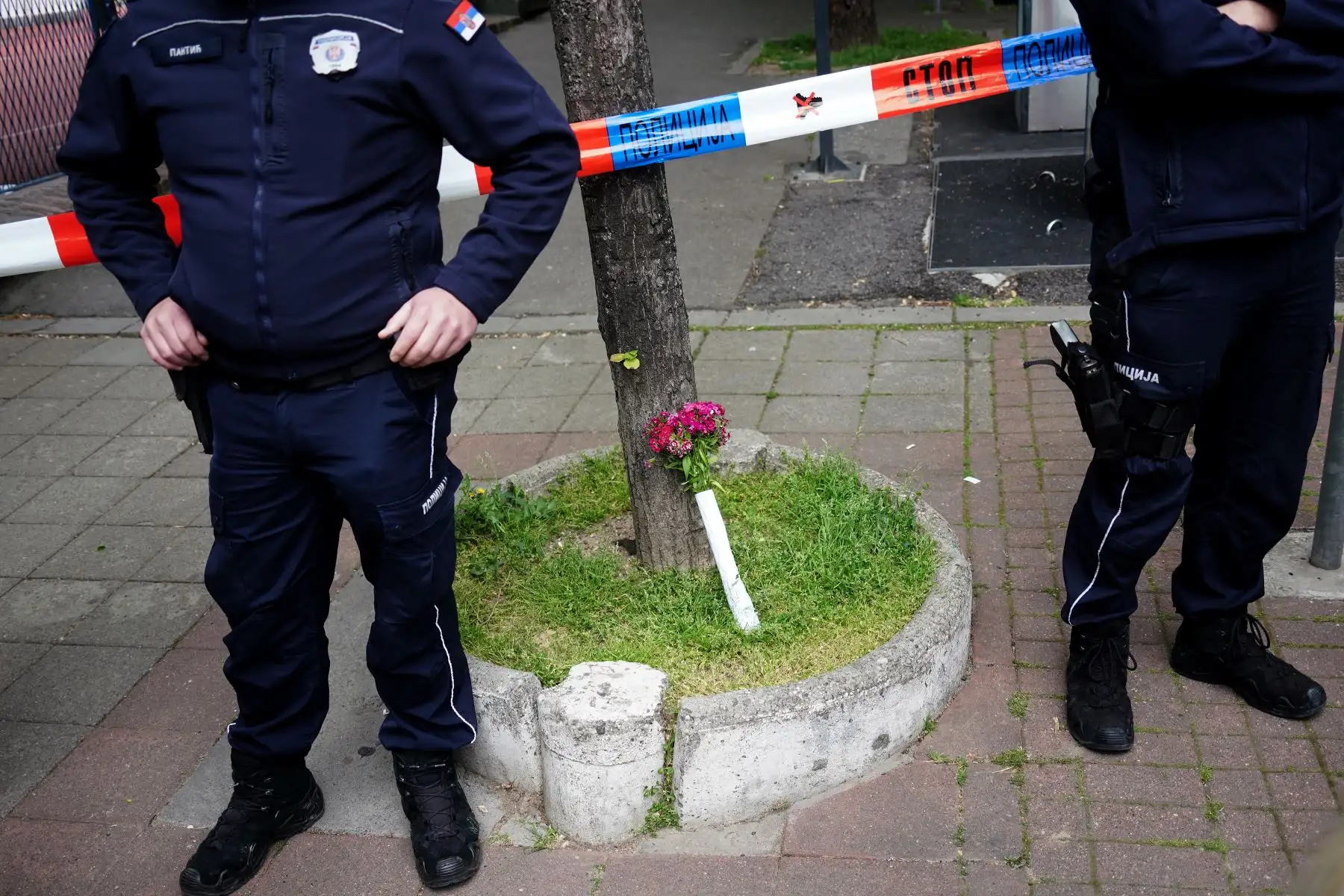 Se colocan flores para las víctimas mientras los policías vigilan la escena después de un tiroteo en una escuela en la capital, Belgrado, el 3 de mayo de 2023.
foto: AFP