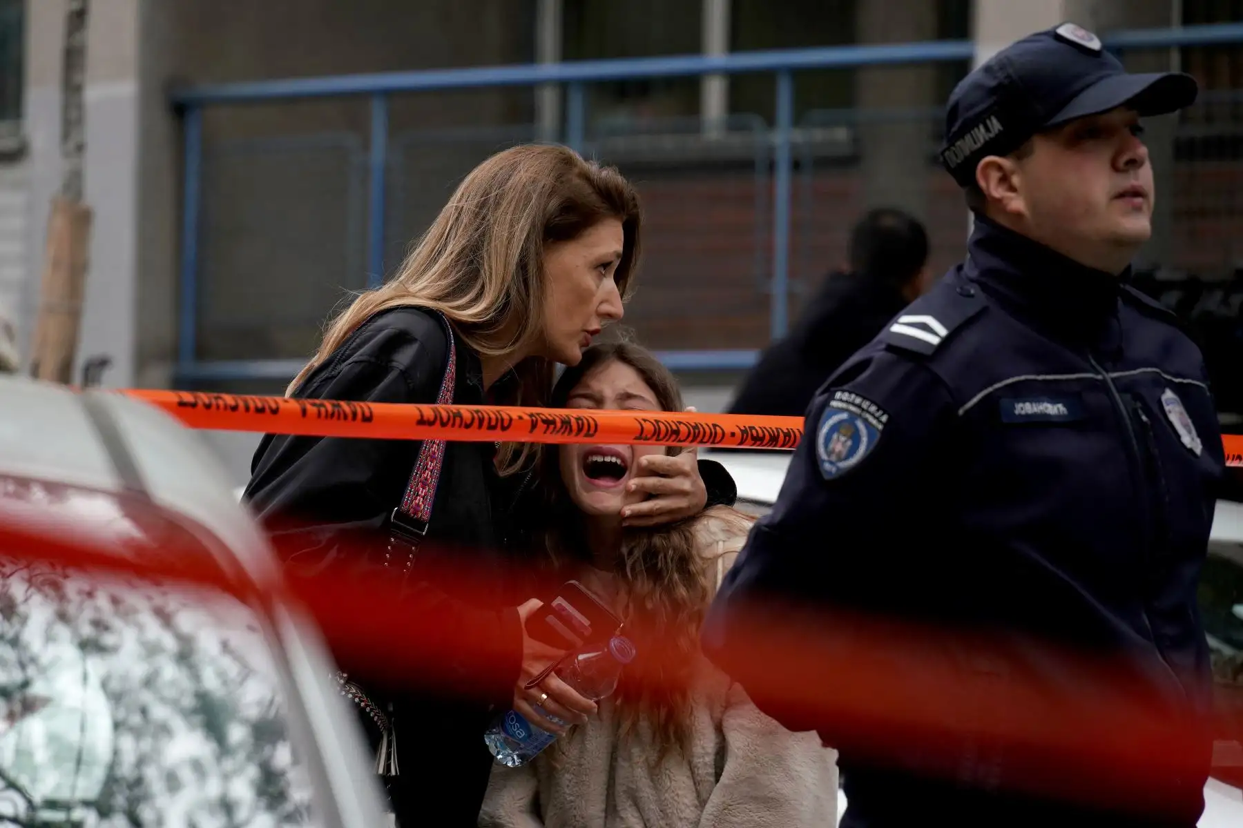 Una madre acompaña a su hijo luego de un tiroteo en una escuela en la capital, Belgrado. La policía serbia arrestó a un estudiante luego de un tiroteo en una escuela primaria el 3 de mayo de 2023.
Foto: AFP