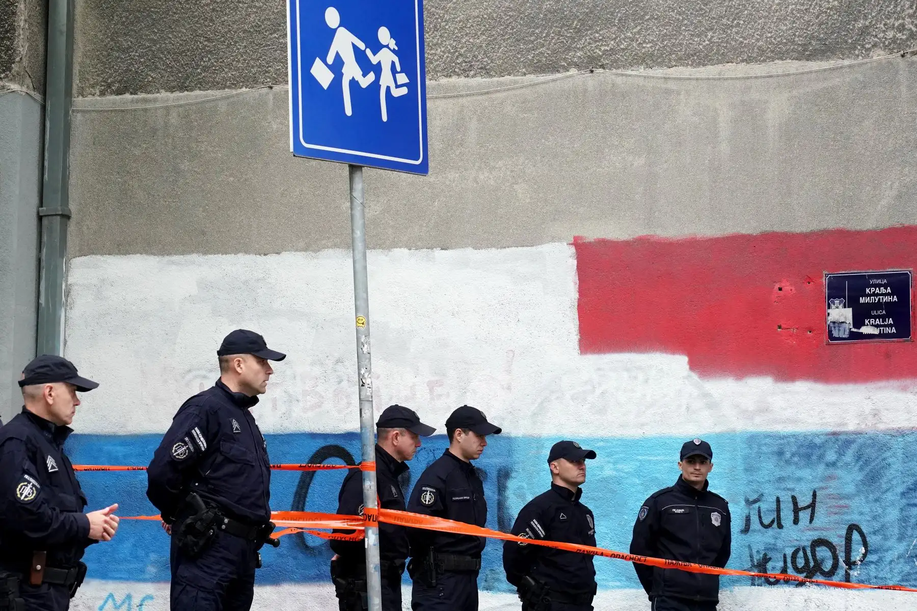 Oficiales de policía vigilan las calles luego de un tiroteo en una escuela en la capital Belgrado el 3 de mayo de 2023. La policía serbia arrestó a un estudiante luego de un tiroteo en una escuela primaria en la capital Belgrado.
Foto: AFP