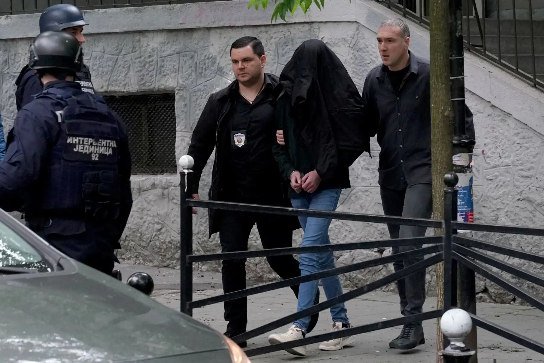 Los agentes de policía serbia escoltan a un menor, estudiante de séptimo grado sospechoso del tioreteo en una escuela en la capital, Belgrado, el 3 de mayo de 2023. 
Foto: AFP