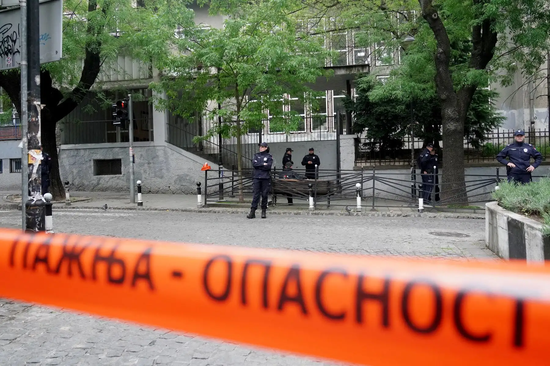Oficiales de policía vigilan la entrada de la escuela primaria en el distrito Vracar del centro de Belgrado luego de un tiroteo ocurrido el 3 de mayo de 2023.
Foto: AFP