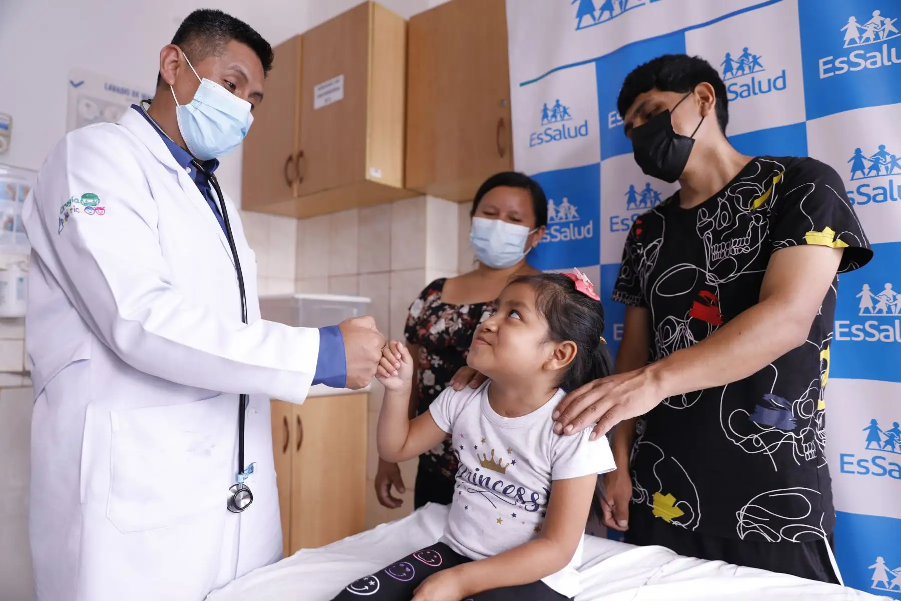 Valentina era una niña de seis años de edad que vivía con un mal congénito en el esófago que le impedía ingerir cualquier tipo de alimento. Con esta mala calidad de vida, a los que se sumaba la dificultad para respirar, llegó al hospital Guillermo Almenara de EsSalud, donde los doctores lograron que la pequeña se alimente con normalidad y devolverle la normalidad a su vida gracias a una intervención quirúrgica donde se le colocó un esófago artificial.
Foto: ANDINA/EsSalud
