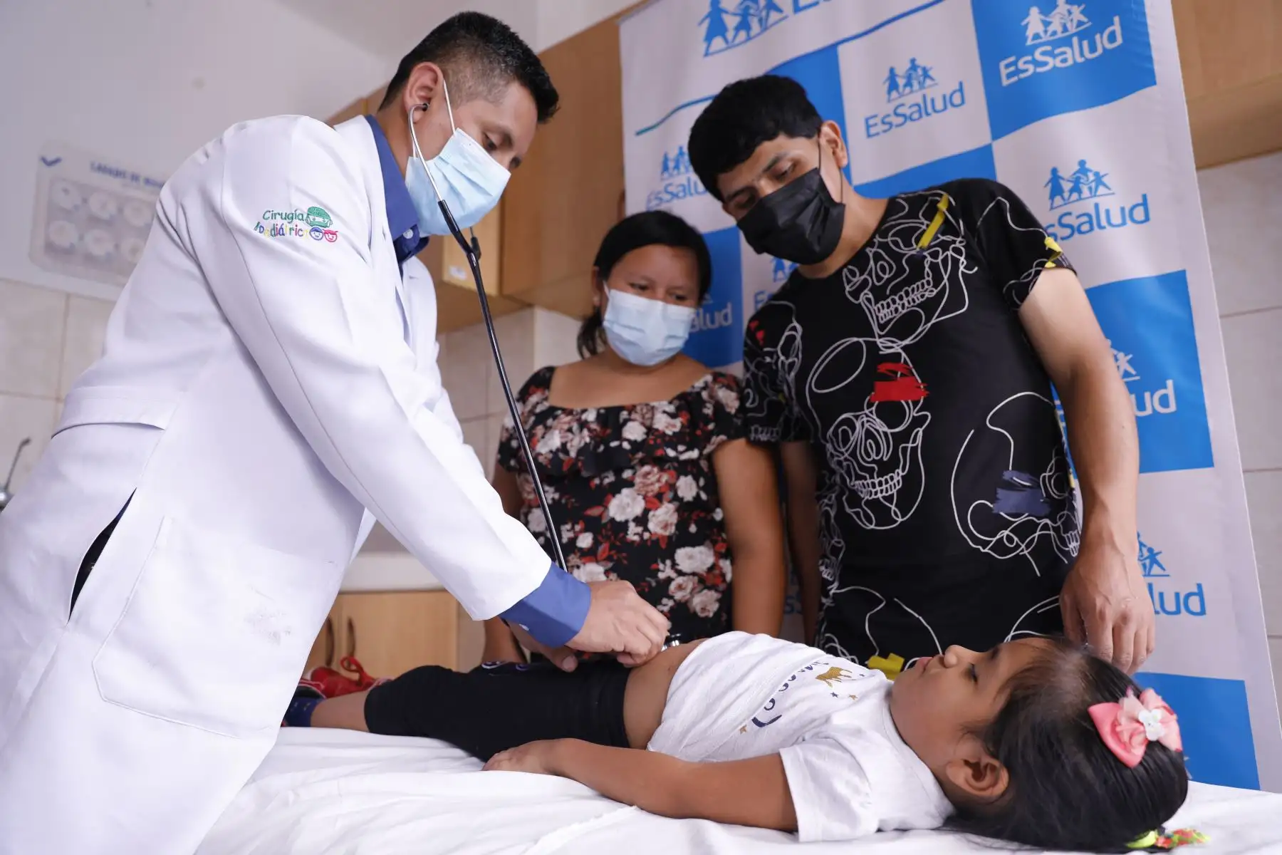 Valentina llegó de provincia, junto a sus padres, siendo portadora de una gastrostomía. Es decir, vivía con un tubo flexible adherido a su pared abdominal, un punto de alimentación directo al estómago. “Nosotros pensábamos que era imposible que mi niña tenga un nuevo esófago. Jamás imaginé verla probar una sopita o cualquier plato que pudiera prepararle”, cuenta la Sra. Emelys, mamá de la pequeña paciente.
Foto: ANDINA/EsSalud