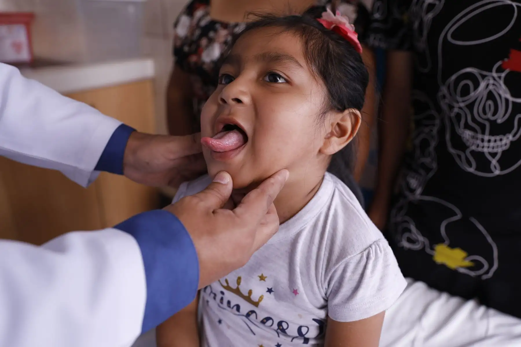 La cirugía de alta complejidad duró más de 10 horas y contó con la participación de cirujanos pediátricos, UCI pediátrica, neumología pediátrica y nutrición clínica. El objetivo era reemplazar el esófago sin dañar el estómago para, por ello el procedimiento se realizó vía laparoscópica mínimamente invasiva.
Foto: ANDINA/EsSalud