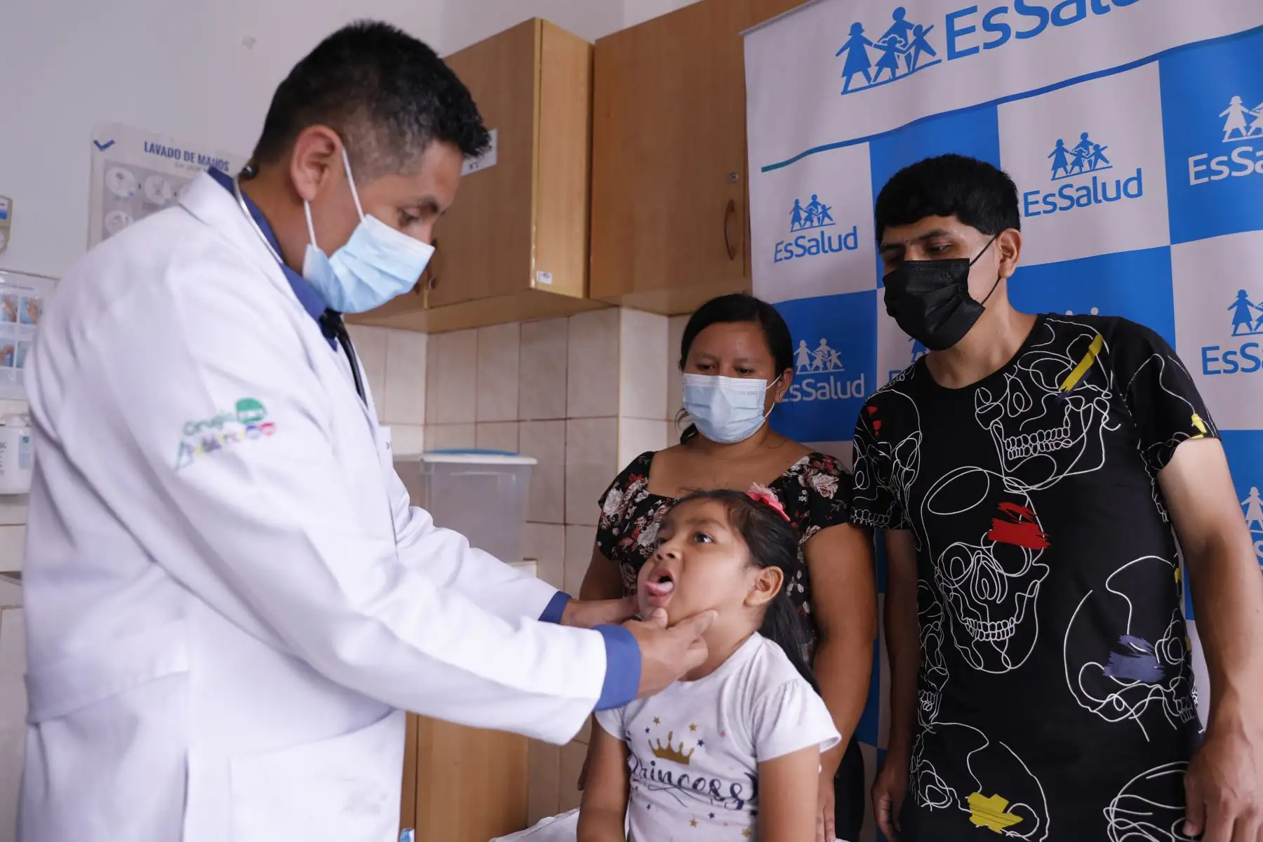 La cirugía de alta complejidad duró más de 10 horas y contó con la participación de cirujanos pediátricos, UCI pediátrica, neumología pediátrica y nutrición clínica. El objetivo era reemplazar el esófago sin dañar el estómago para, por ello el procedimiento se realizó vía laparoscópica mínimamente invasiva.
Foto: ANDINA/EsSalud