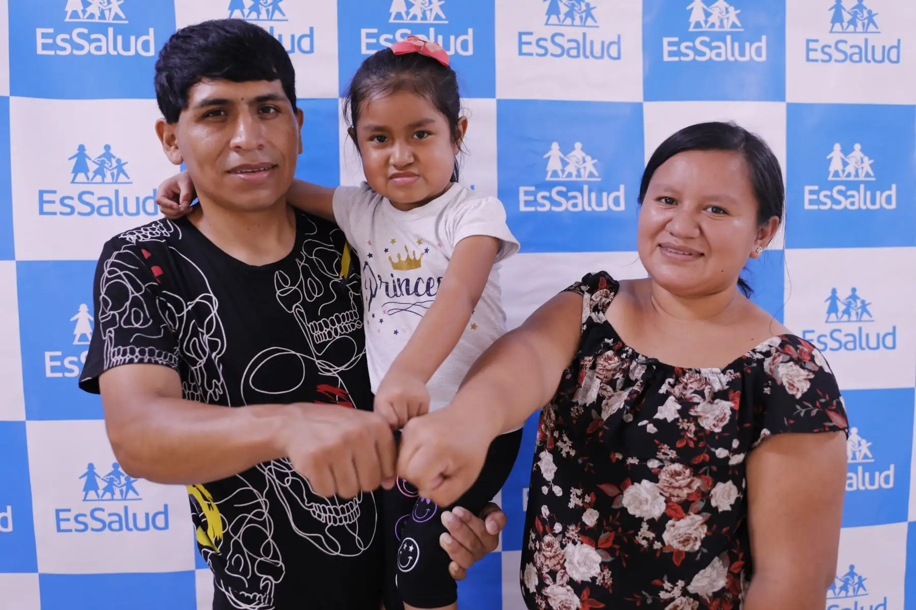 Valentina era una niña de seis años de edad que vivía con un mal congénito en el esófago que le impedía ingerir cualquier tipo de alimento. Con esta mala calidad de vida, a los que se sumaba la dificultad para respirar, llegó al hospital Guillermo Almenara de EsSalud, donde los doctores lograron que la pequeña se alimente con normalidad y devolverle la normalidad a su vida gracias a una intervención quirúrgica donde se le colocó un esófago artificial.
Foto: ANDINA/EsSalud