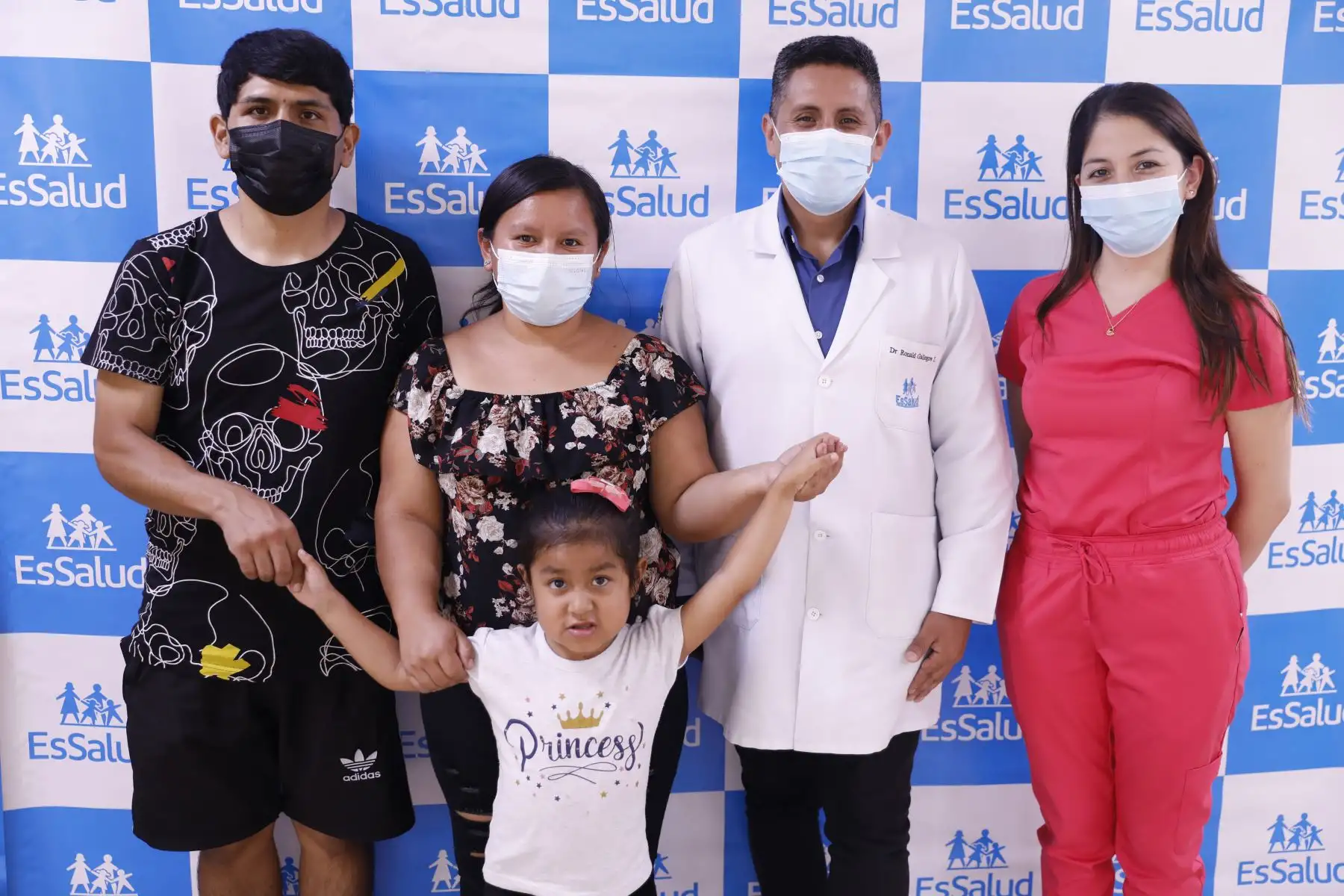 Valentina era una niña de seis años de edad que vivía con un mal congénito en el esófago que le impedía ingerir cualquier tipo de alimento. Con esta mala calidad de vida, a los que se sumaba la dificultad para respirar, llegó al hospital Guillermo Almenara de EsSalud, donde los doctores lograron que la pequeña se alimente con normalidad y devolverle la normalidad a su vida gracias a una intervención quirúrgica donde se le colocó un esófago artificial.
Foto: ANDINA/EsSalud