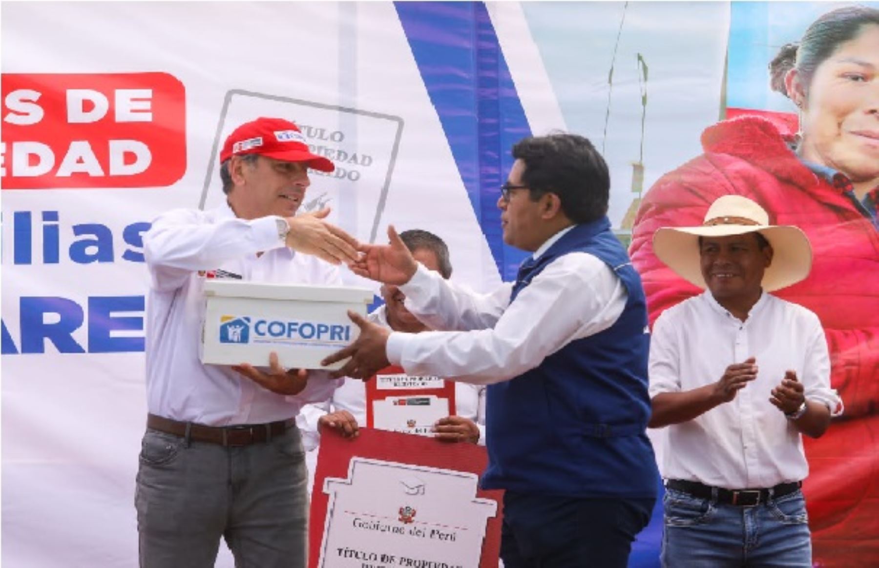 Arequipa: COFOPRI entrega 780 títulos de propiedad a familias e instituciones públicas