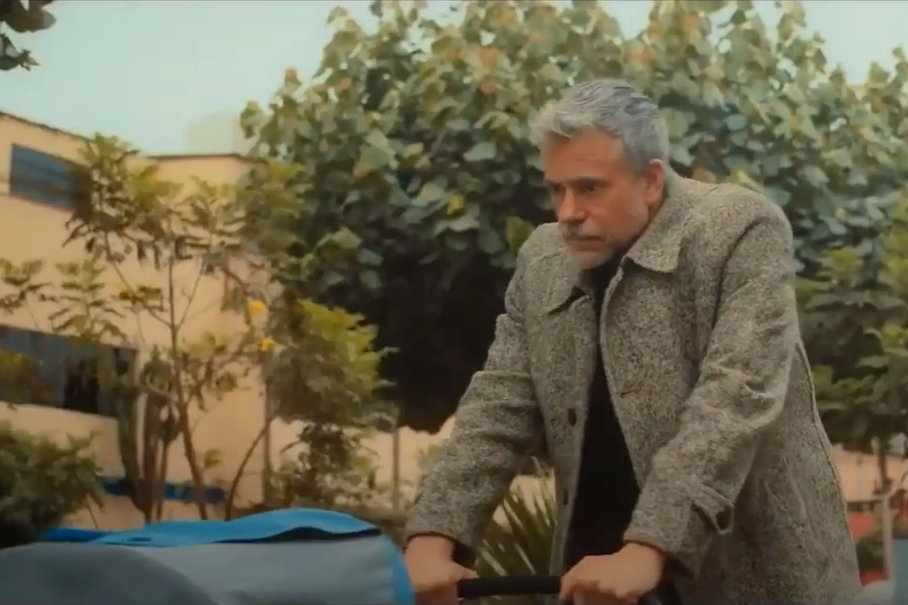 Dicen que los actores dejan un poquito de su piel, de sus vivencias, de sus secretos en cada papel que realizan. Cuando parten a la eternidad ya no se puede saber qué o cómo se inspiró en tal o cual rol y eso sucede en cada función cuando el respetable ve a Diego Bertie actuar en un rol que arranca sentimientos al espectador que va a ver la cinta "Soltera, Casada, Viuda, Divorciada”, que acaba de romper récord de taquilla tras ser vista por más de 300 mil espectadores.
Foto: Captura Tv