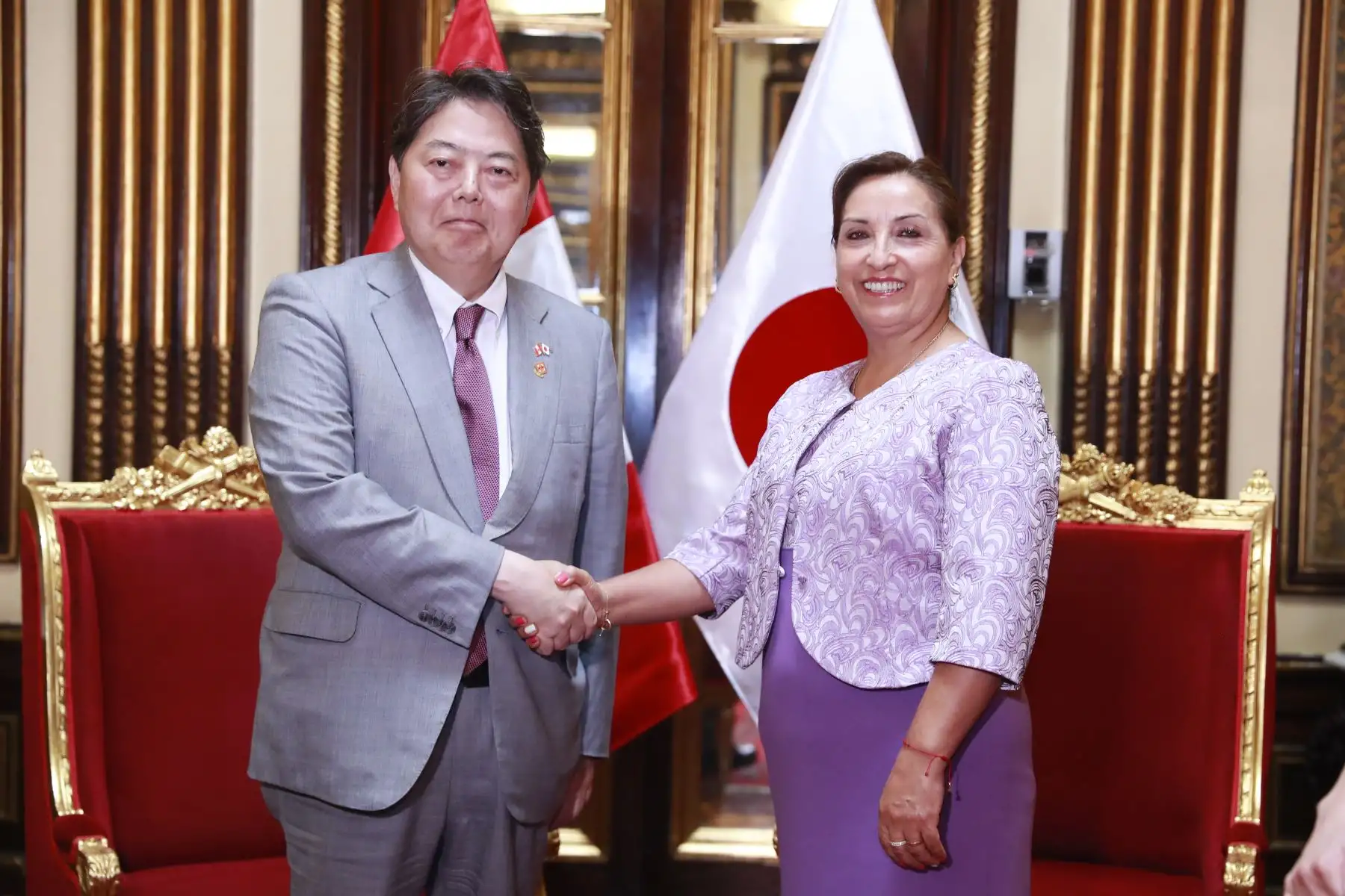 La presidenta de la República, Dina Boluarte, sostuvo hoy una audiencia con el ministro de Asuntos Exteriores de Japón, Yoshimasa Hayashi en el Palacio de Gobierno, en el marco de las celebraciones por el 150 aniversario de relaciones diplomáticas entre ambos países.
Foto: ANDINA/Presidencia Perú