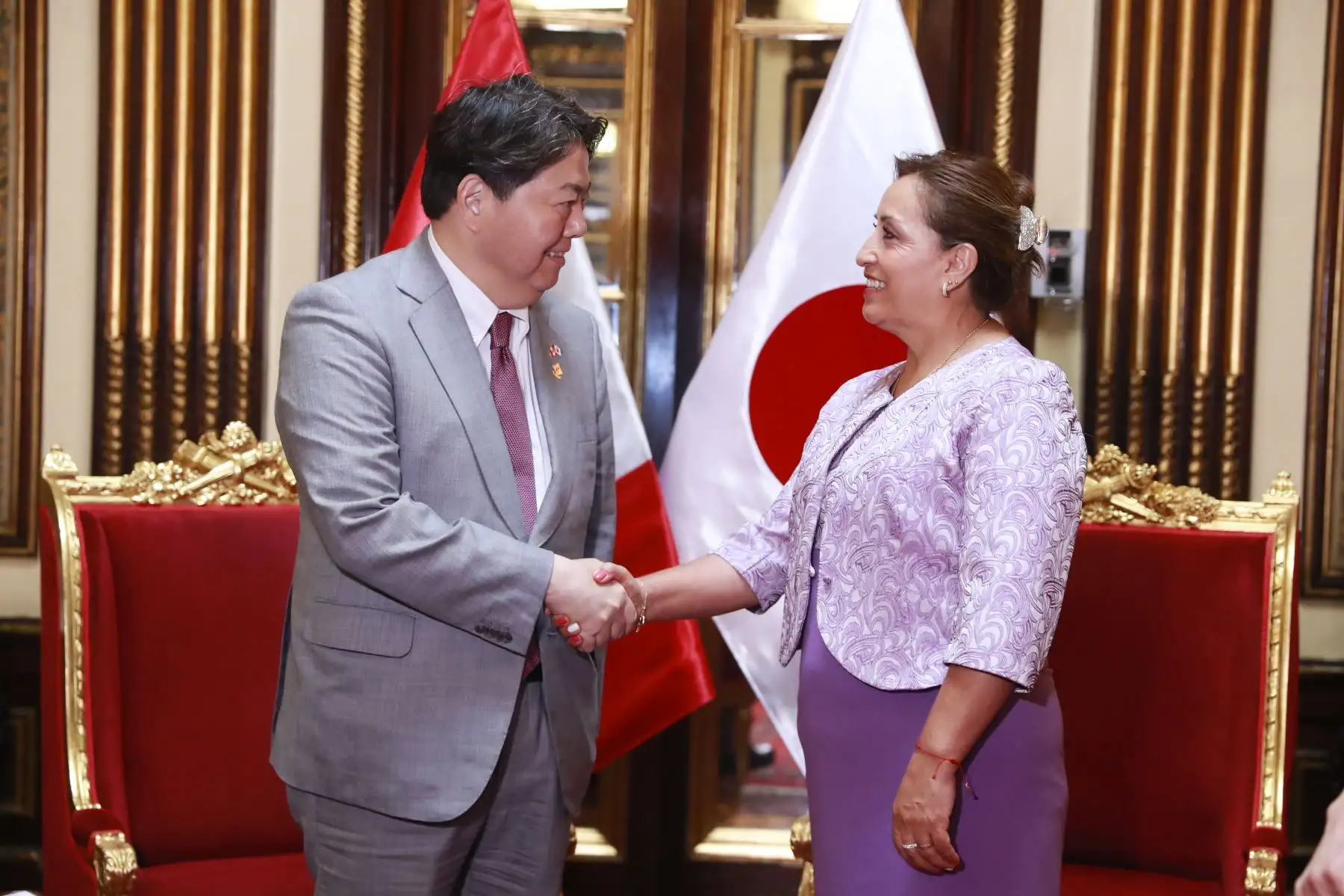 La presidenta de la República, Dina Boluarte, sostuvo hoy una audiencia con el ministro de Asuntos Exteriores de Japón, Yoshimasa Hayashi en el Palacio de Gobierno, en el marco de las celebraciones por el 150 aniversario de relaciones diplomáticas entre ambos países.
Foto: ANDINA/Presidencia Perú