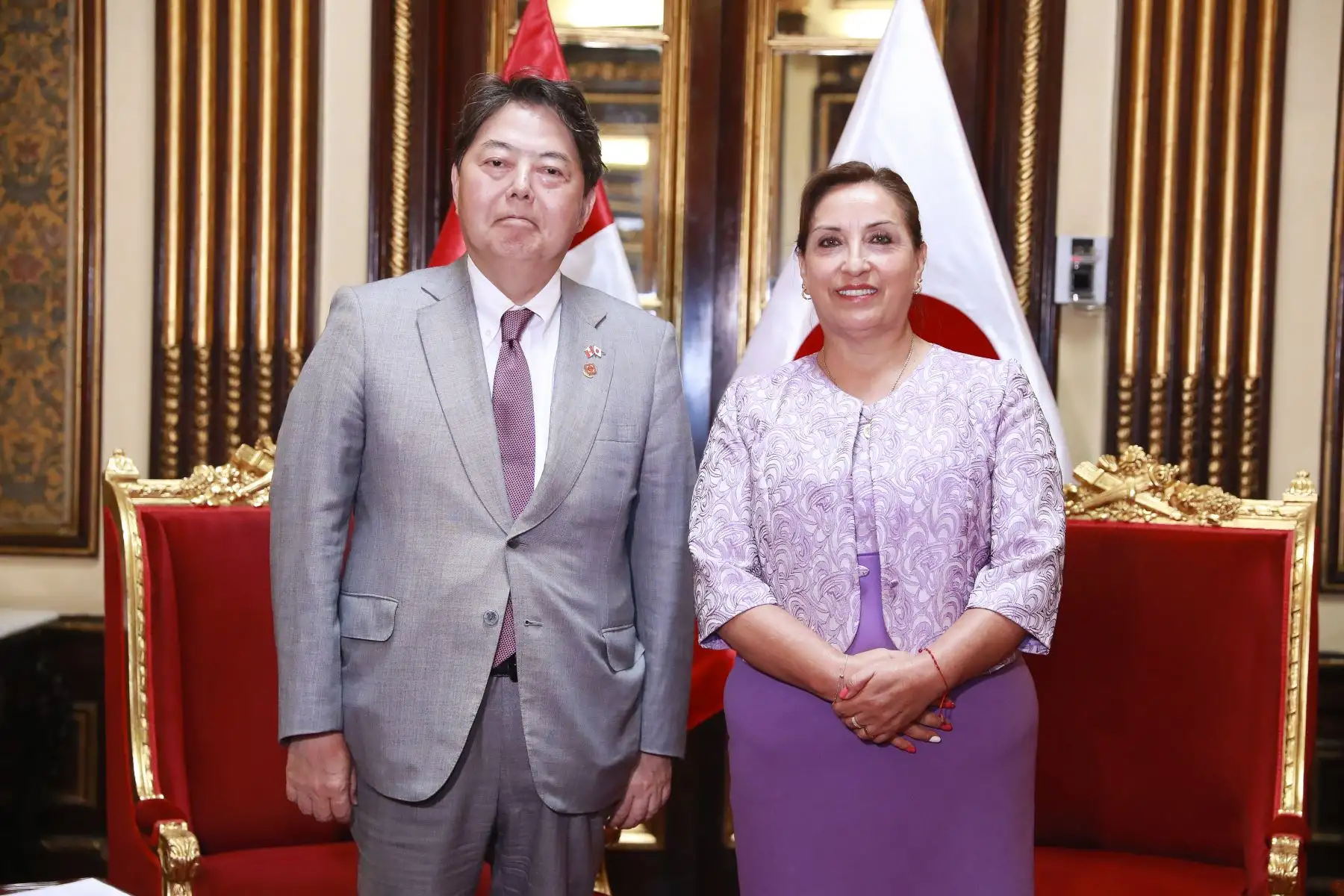 La presidenta de la República, Dina Boluarte, sostuvo hoy una audiencia con el ministro de Asuntos Exteriores de Japón, Yoshimasa Hayashi en el Palacio de Gobierno, en el marco de las celebraciones por el 150 aniversario de relaciones diplomáticas entre ambos países.
Foto: ANDINA/Presidencia Perú