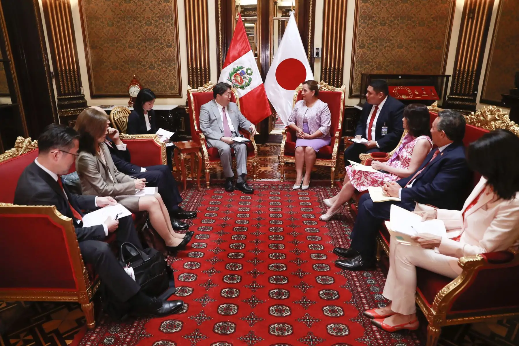 La presidenta de la República, Dina Boluarte, sostuvo hoy una audiencia con el ministro de Asuntos Exteriores de Japón, Yoshimasa Hayashi en el Palacio de Gobierno, en el marco de las celebraciones por el 150 aniversario de relaciones diplomáticas entre ambos países.
Foto: ANDINA/Presidencia Perú