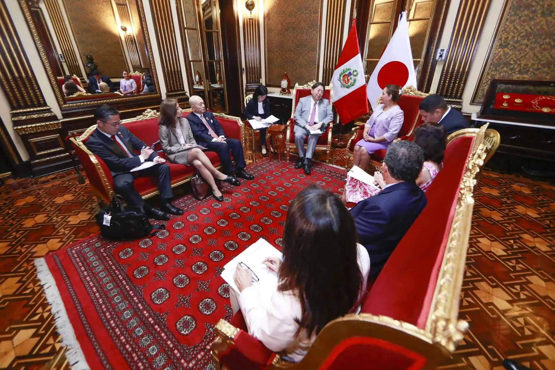 La presidenta de la República, Dina Boluarte, sostuvo hoy una audiencia con el ministro de Asuntos Exteriores de Japón, Yoshimasa Hayashi en el Palacio de Gobierno, en el marco de las celebraciones por el 150 aniversario de relaciones diplomáticas entre ambos países.
Foto: ANDINA/Presidencia Perú