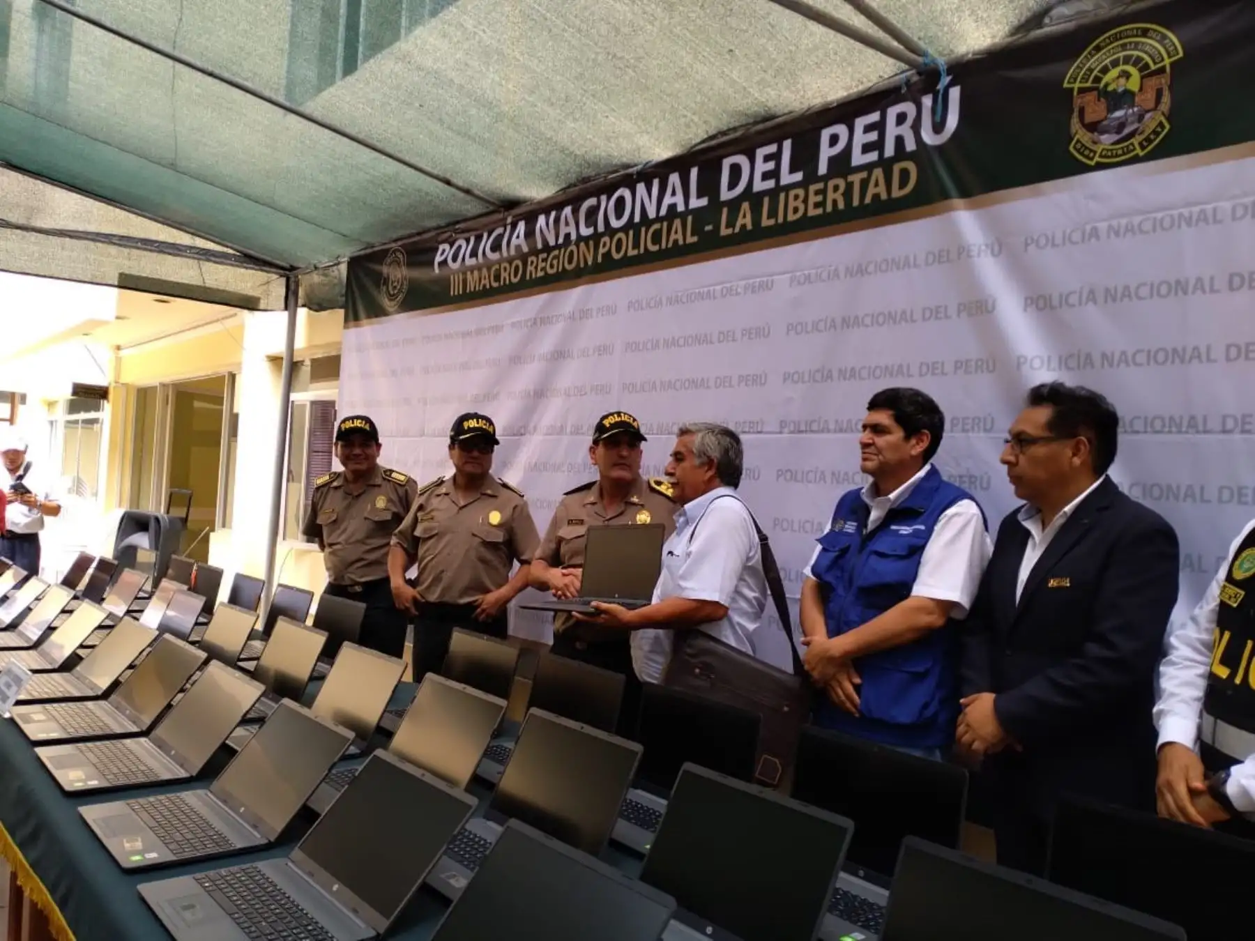 Policía Nacional recupera 38 de las 60 laptops robadas de colegio Ramiro Ñique de Trujillo. Foto: Cortesía: Vannia Salaverry / portal Sobre el Rastro