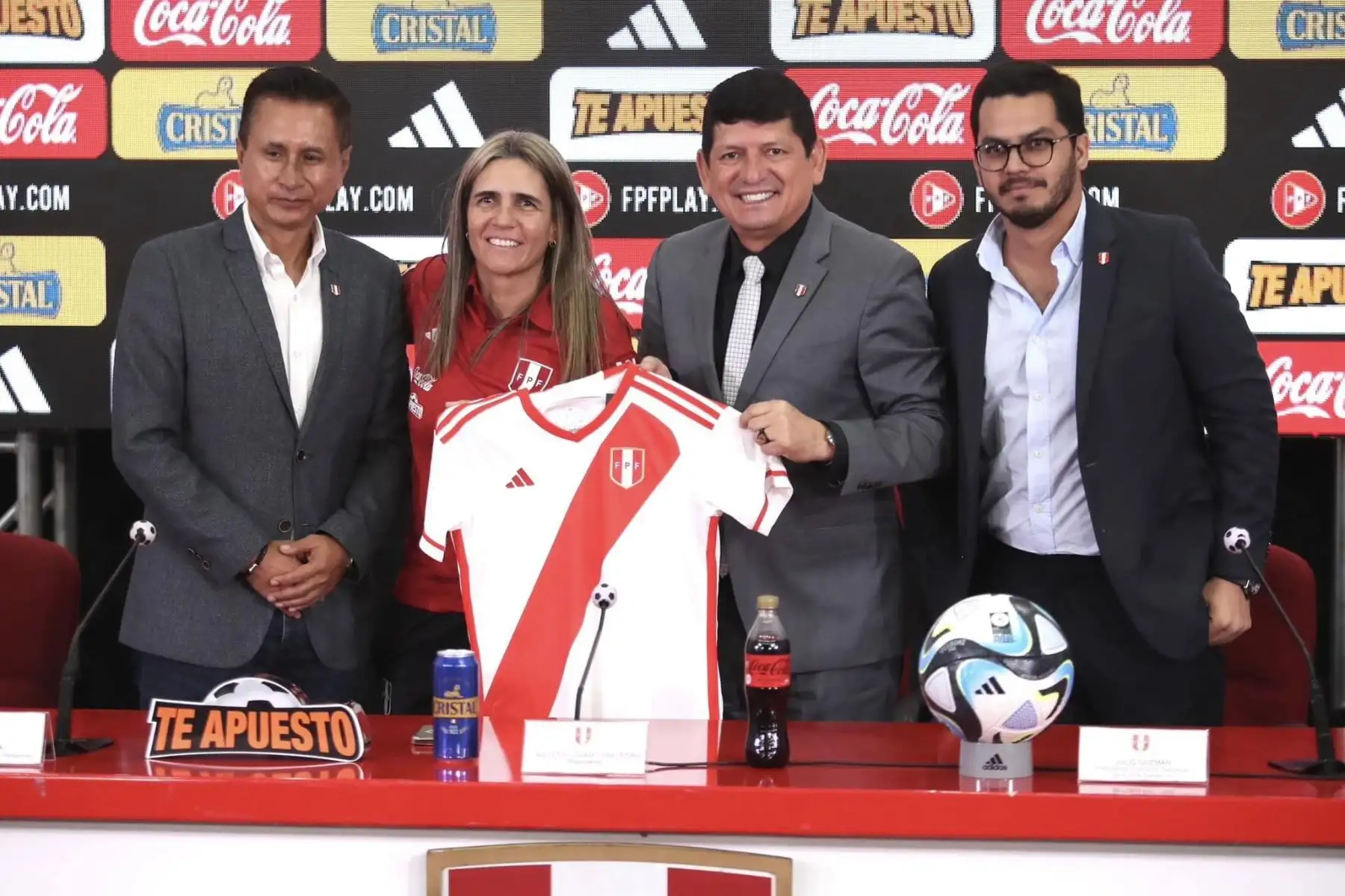 Emily Lima fue presentada, junto a su comando técnico, como entrenadora de La Bicolor Femenina. La presentación oficial fue realizada este miércoles en la Videna por el presidente de la FPF, Agustín Lozano Saavedra.
Foto: FPF
