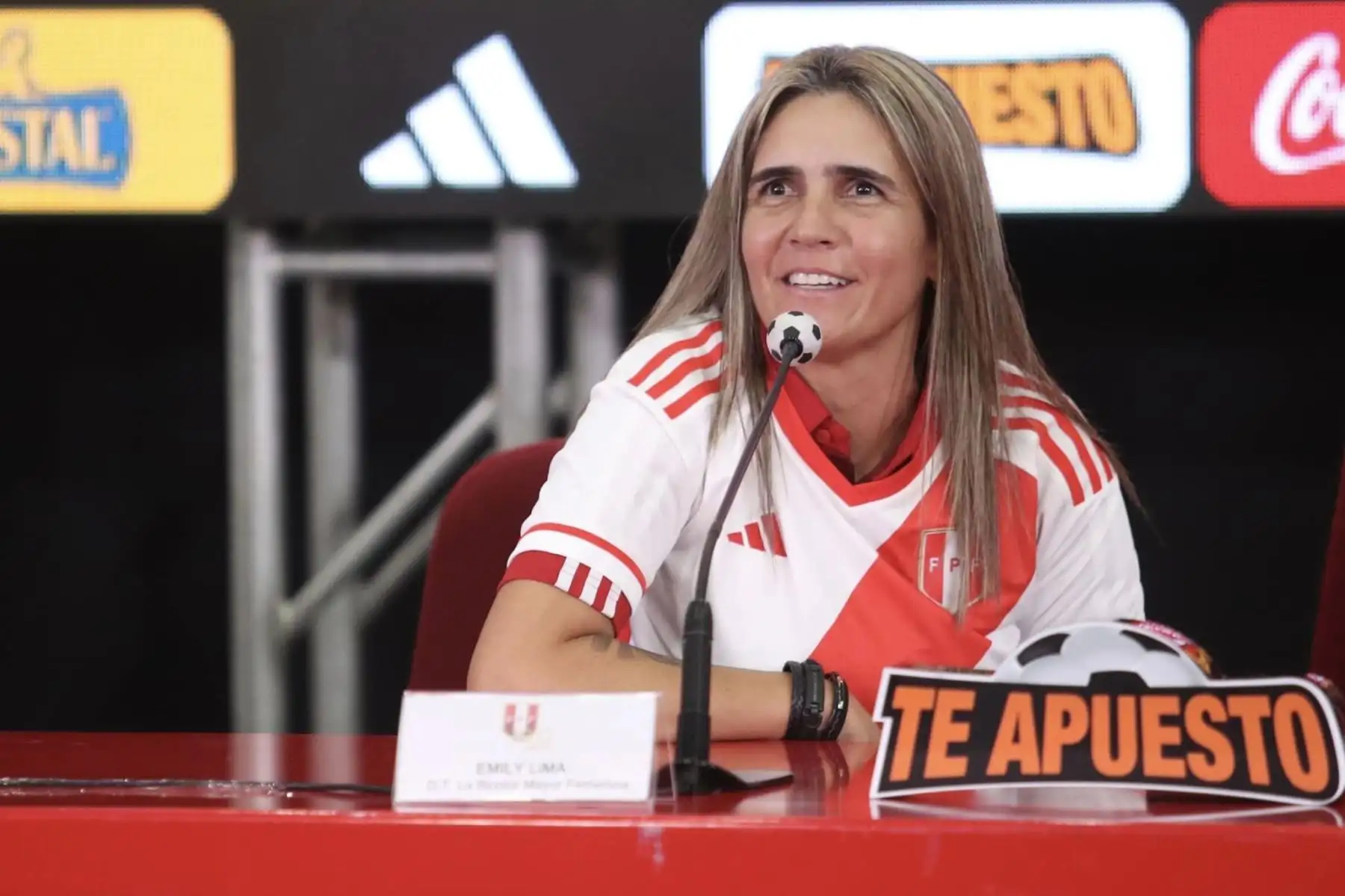 Emily Lima fue presentada, junto a su comando técnico, como entrenadora de La Bicolor Femenina. La presentación oficial fue realizada este miércoles en la Videna por el presidente de la FPF, Agustín Lozano Saavedra.
Foto: FPF