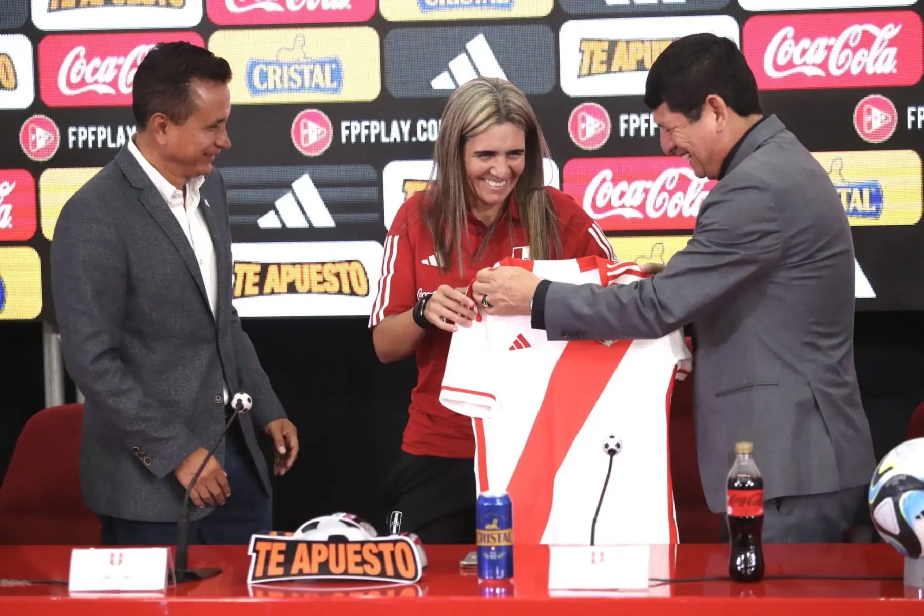 Emily Lima fue presentada, junto a su comando técnico, como entrenadora de La Bicolor Femenina. La presentación oficial fue realizada este miércoles en la Videna por el presidente de la FPF, Agustín Lozano Saavedra.
Foto: FPF
