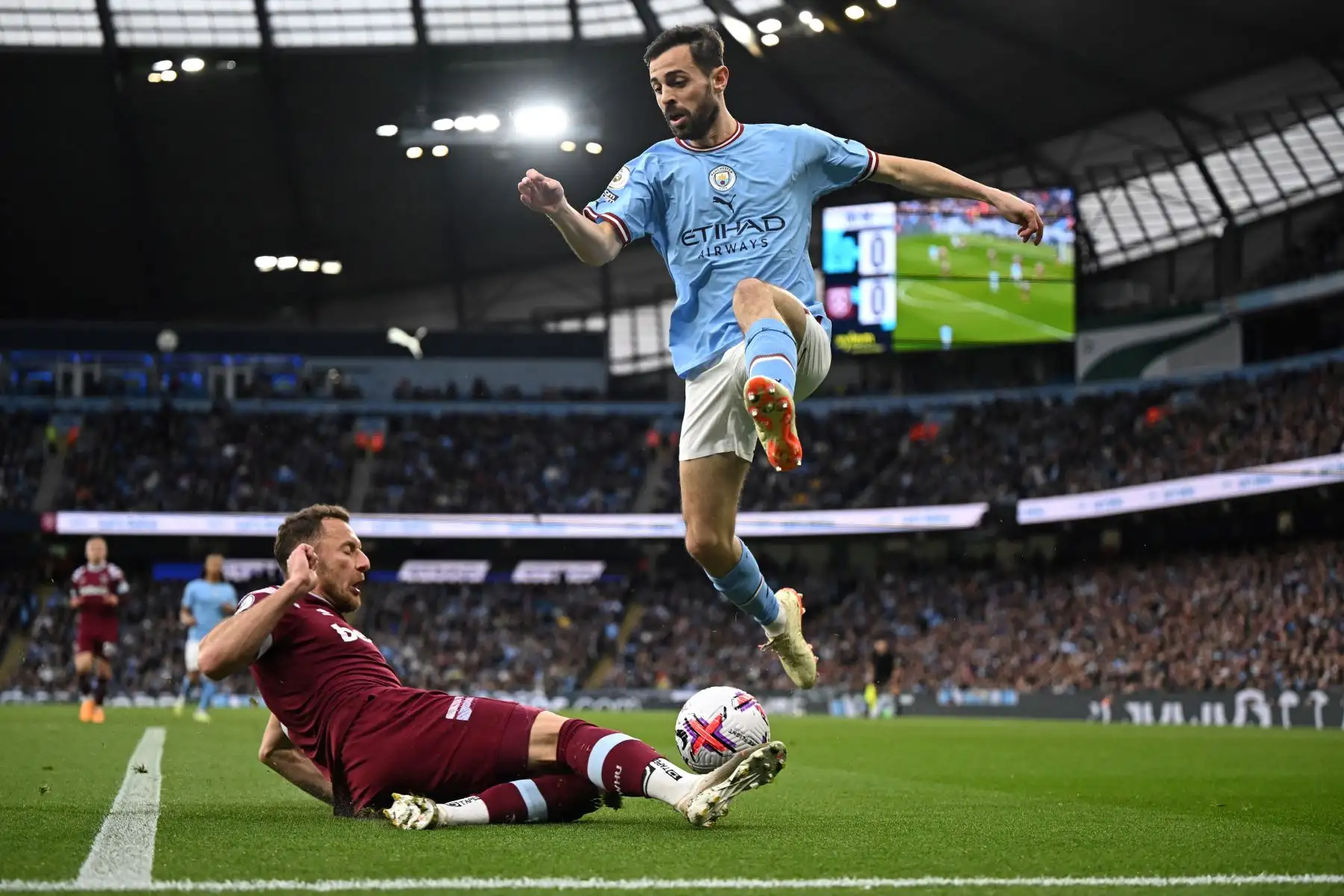 El defensa checo del West Ham United, Vladimir Coufal (L), lucha por el balón con el mediocampista portugués del Manchester City, Bernardo Silva, durante el partido de fútbol de la Premier League inglesa entre el Manchester City y el West Ham en el estadio Etihad de Manchester, noroeste de Inglaterra, el 3 de mayo de 2023. .
Foto: AFP