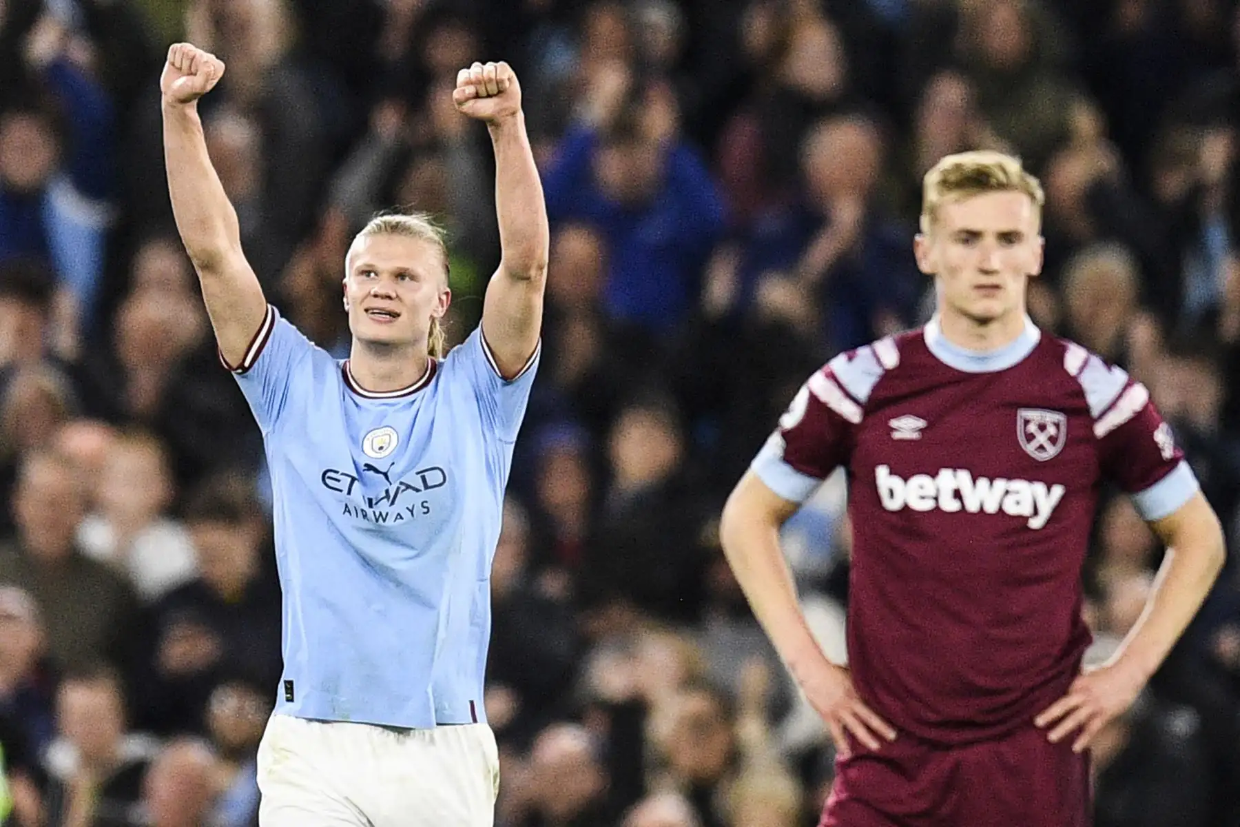 El delantero noruego del Manchester City, Erling Haaland, celebra después de anotar el segundo gol de su equipo durante el partido de fútbol de la Premier League inglesa entre el Manchester City y el West Ham en el Etihad Stadium en Manchester, noroeste de Inglaterra, el 3 de mayo de 2023.

Foto: AFP