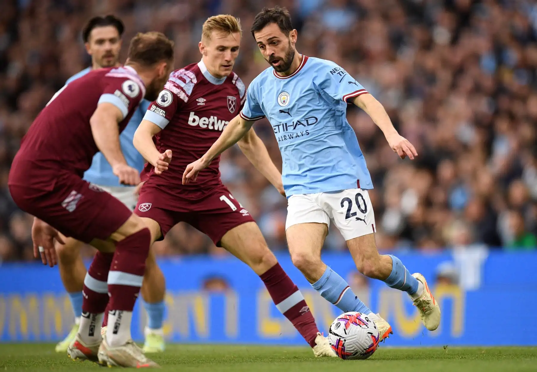 El mediocampista portugués del Manchester City, Bernardo Silva (d), controla el balón durante el partido de fútbol de la Premier League inglesa entre el Manchester City y el West Ham en el Etihad Stadium de Manchester, noroeste de Inglaterra, el 3 de mayo de 2023.
Foto: AFP