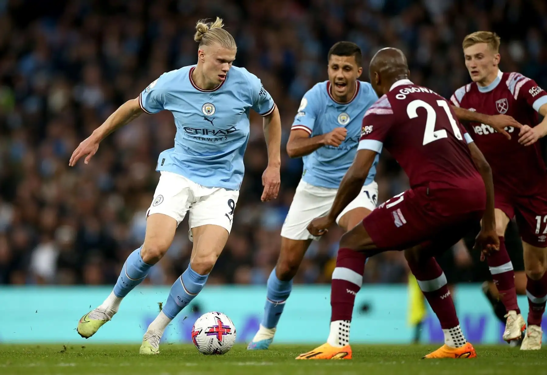 Erling Haaland (L) y Rodri del Manchester City en acción contra Angelo Ogbonna del West Ham durante el partido de la Premier League inglesa entre el Manchester City y el West Ham United en Manchester, Gran Bretaña, el 3 de mayo de 2023.
Foto: EFE