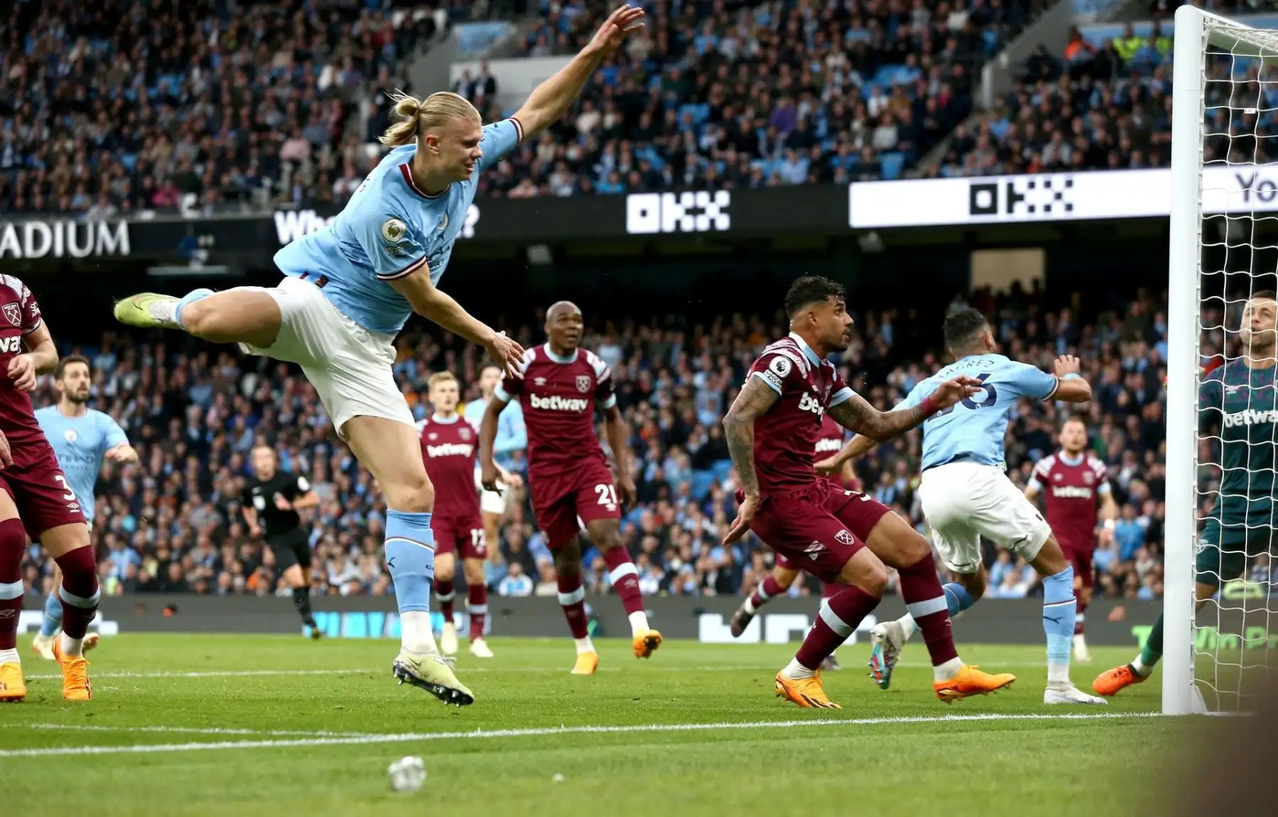 Erling Haaland del Manchester City en acción durante el partido de la Premier League inglesa entre el Manchester City y el West Ham United en Manchester, Gran Bretaña, el 3 de mayo de 2023.

Foto: EFE