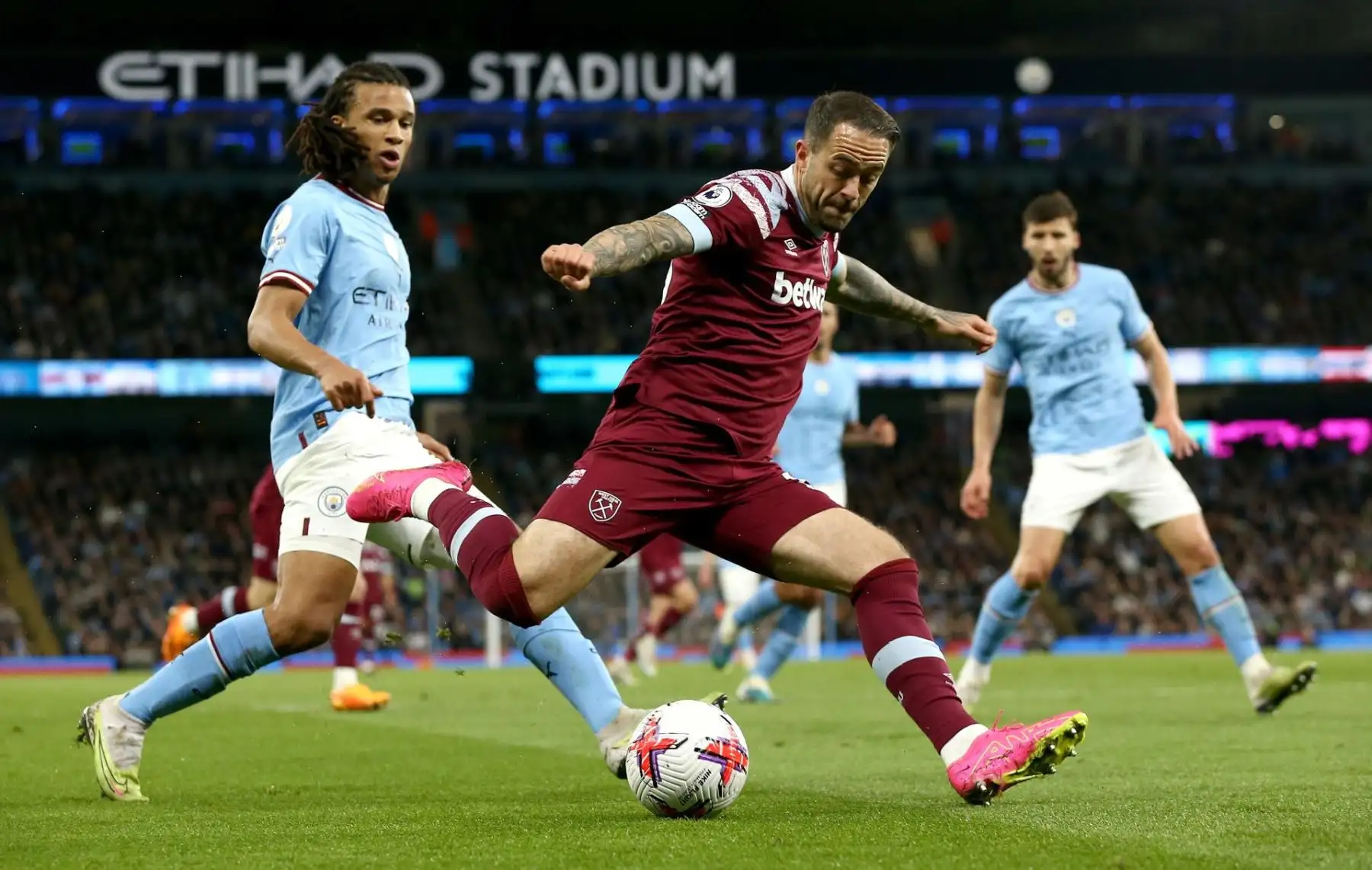 Nathan Ake (L) del Manchester City y Danny Ings del West Ham en acción durante el partido de la Premier League inglesa entre el Manchester City y el West Ham United en Manchester, Gran Bretaña, el 3 de mayo de 2023.

Foto: EFE