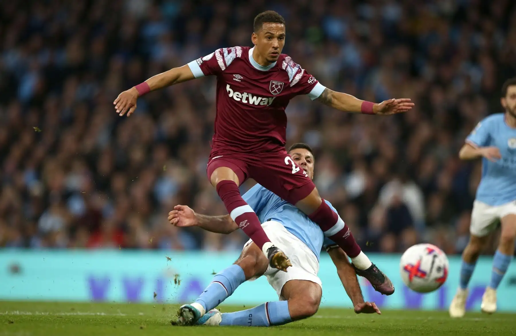 Rodri (abajo) del Manchester City en acción contra Thilo Kehrer del West Ham durante el partido de la Premier League inglesa entre el Manchester City y el West Ham United en Manchester, Gran Bretaña, el 3 de mayo de 2023.
Foto: EFE
