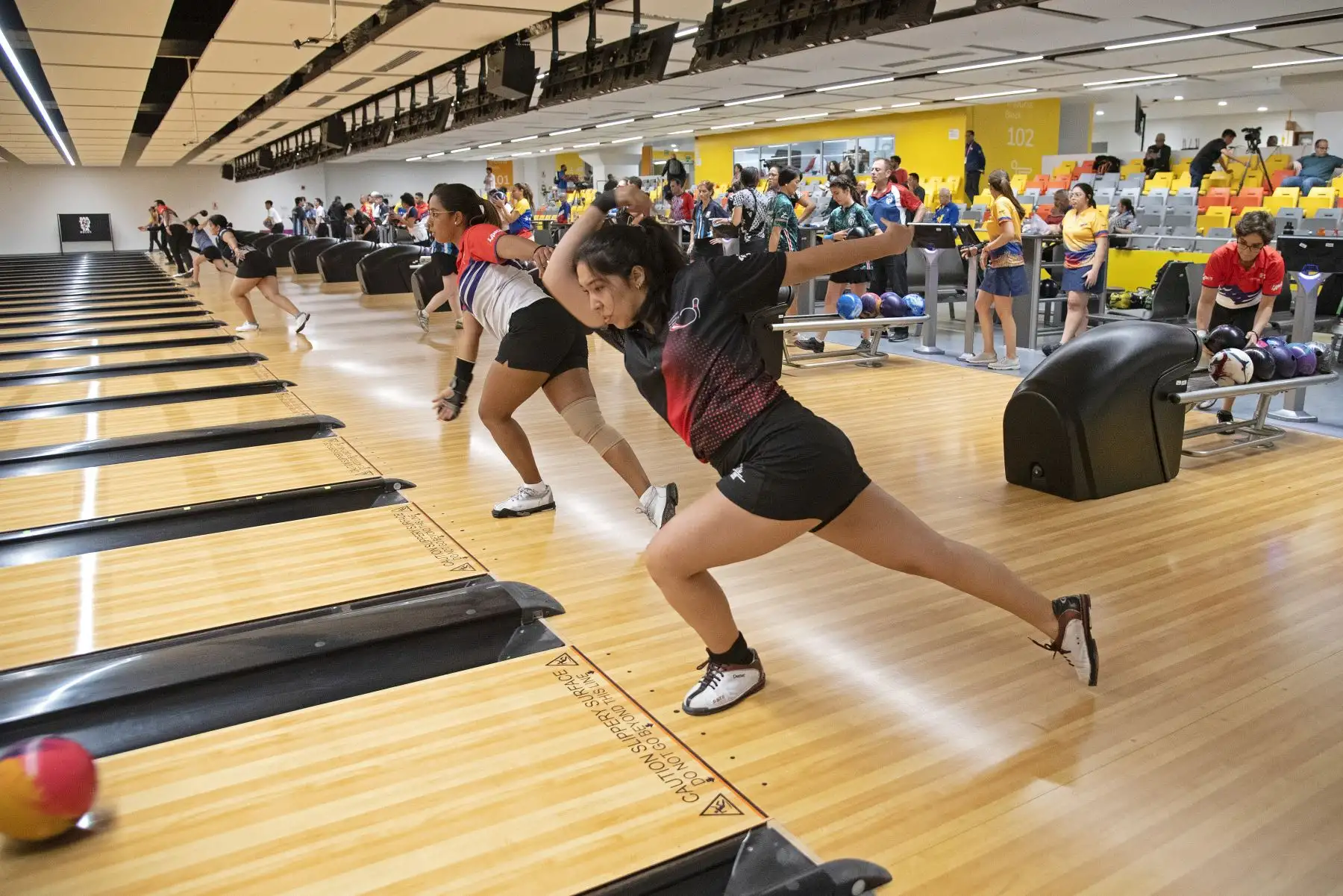 Perú inicio con pie derecho su participación en el Iberoamericano de Bowling 2023, logrando así una medalla de oro y otra de plata, desde el moderno Bowling Center, de la sede Legado VIDENA. De esta manera, el conjunto nacional brilla en uno de los mejores certámenes de América. 
Foto: Legado