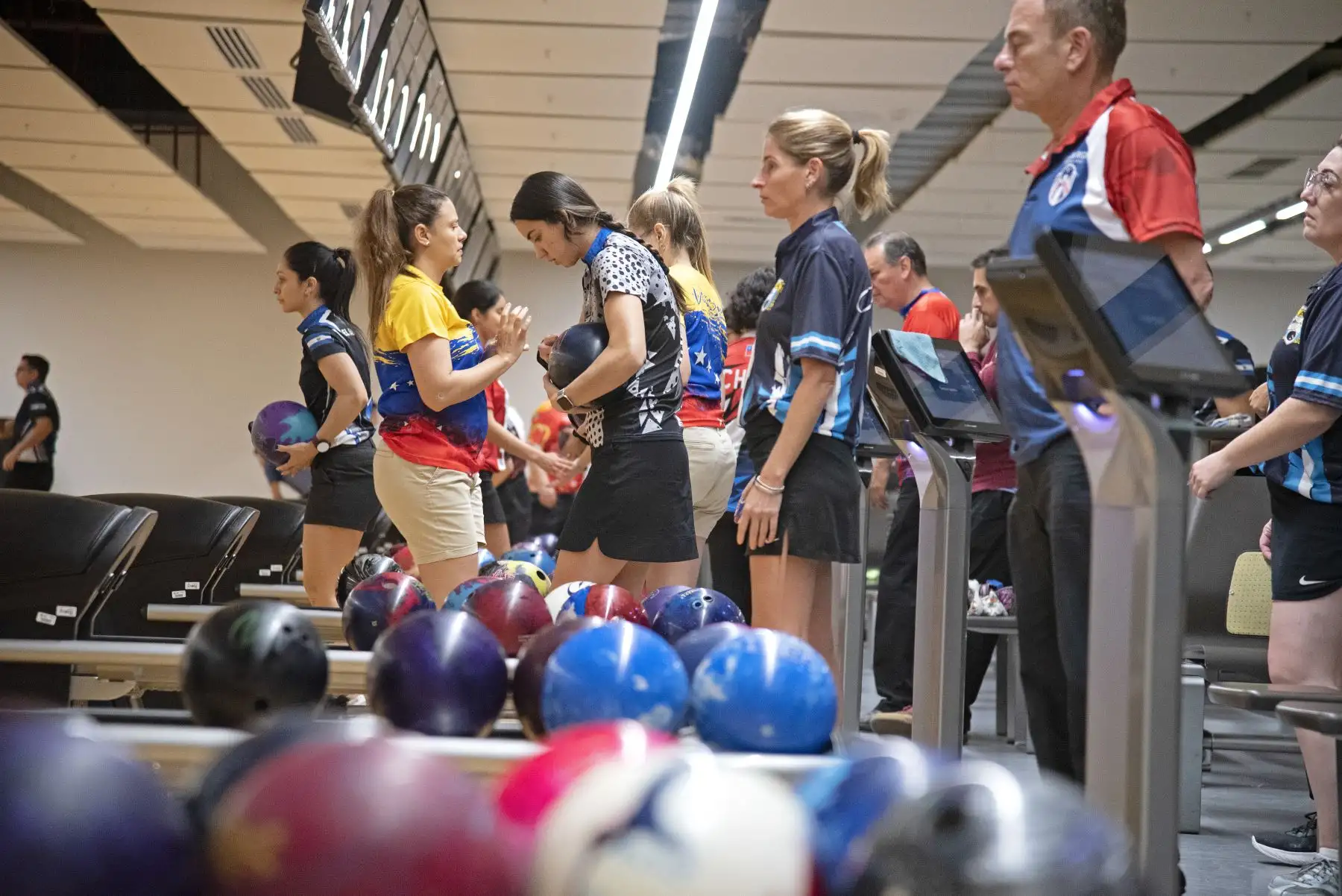 Perú inicio con pie derecho su participación en el Iberoamericano de Bowling 2023, logrando así una medalla de oro y otra de plata, desde el moderno Bowling Center, de la sede Legado VIDENA. De esta manera, el conjunto nacional brilla en uno de los mejores certámenes de América. 
Foto: Legado