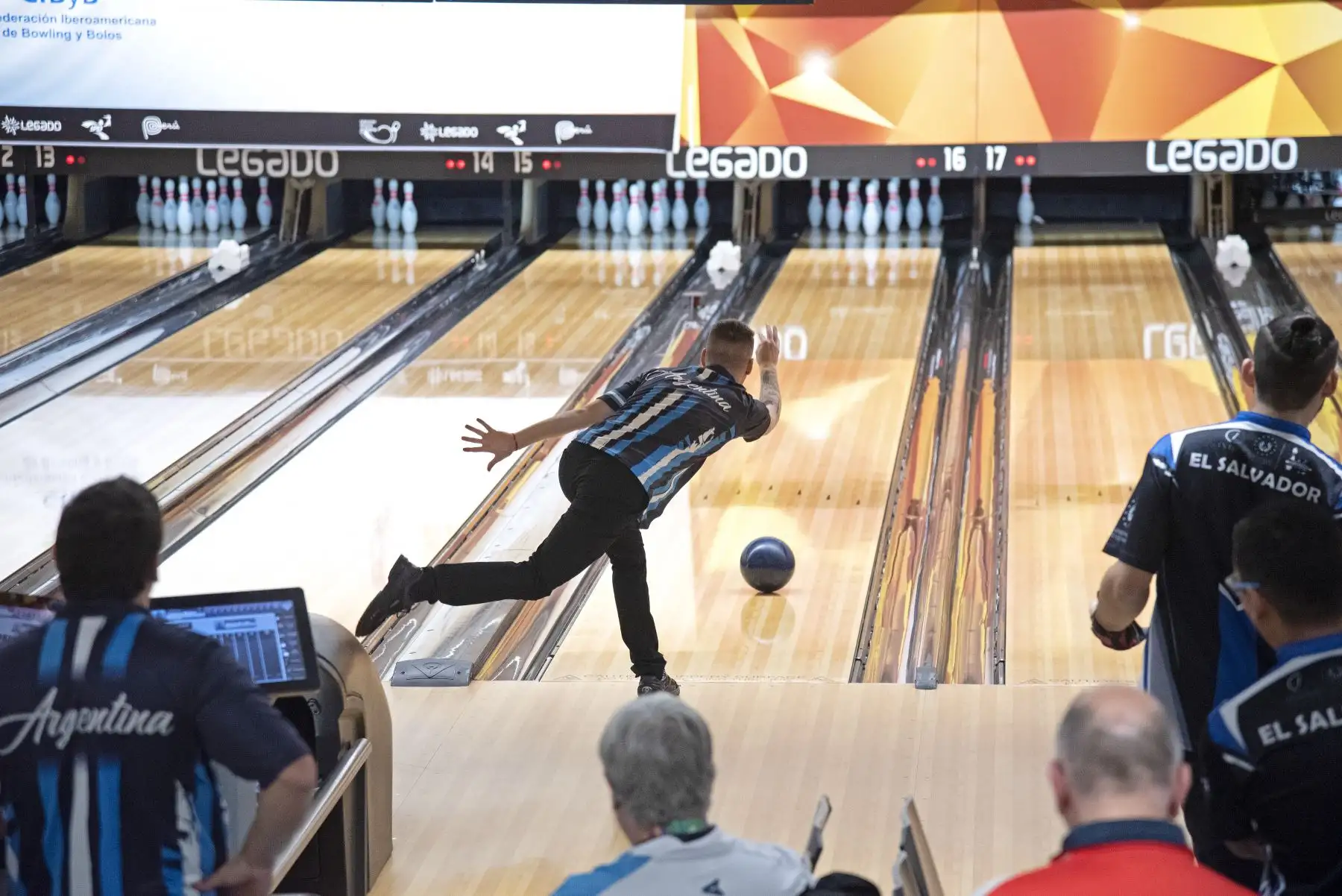 Perú inicio con pie derecho su participación en el Iberoamericano de Bowling 2023, logrando así una medalla de oro y otra de plata, desde el moderno Bowling Center, de la sede Legado VIDENA. De esta manera, el conjunto nacional brilla en uno de los mejores certámenes de América. 
Foto: Legado