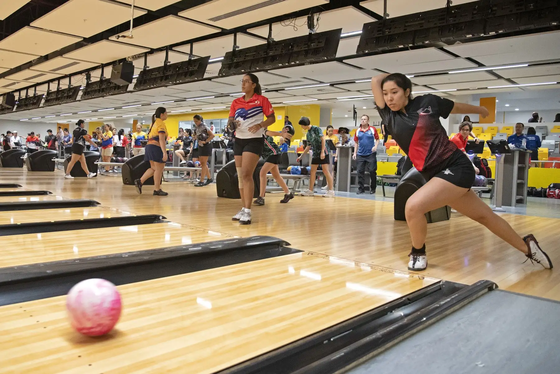 Perú inicio con pie derecho su participación en el Iberoamericano de Bowling 2023, logrando así una medalla de oro y otra de plata, desde el moderno Bowling Center, de la sede Legado VIDENA. De esta manera, el conjunto nacional brilla en uno de los mejores certámenes de América. 
Foto: Legado
