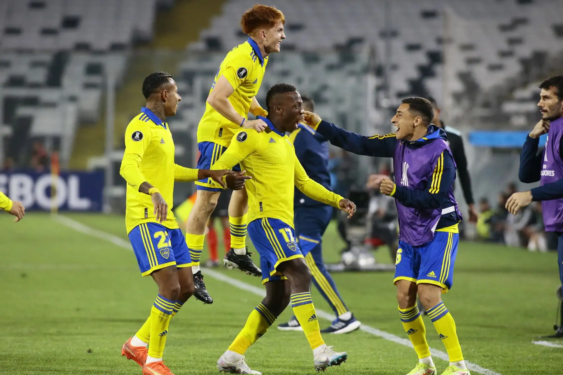Luis Advíncula (c) de Boca Juniors celebra hoy con sus compañeros tras anotar contra Colo Colo, durante un partido por el Grupo F de la Copa Libertadores 2023 en el estadio Monumental en Santiago (Chile).
Foto: EFE