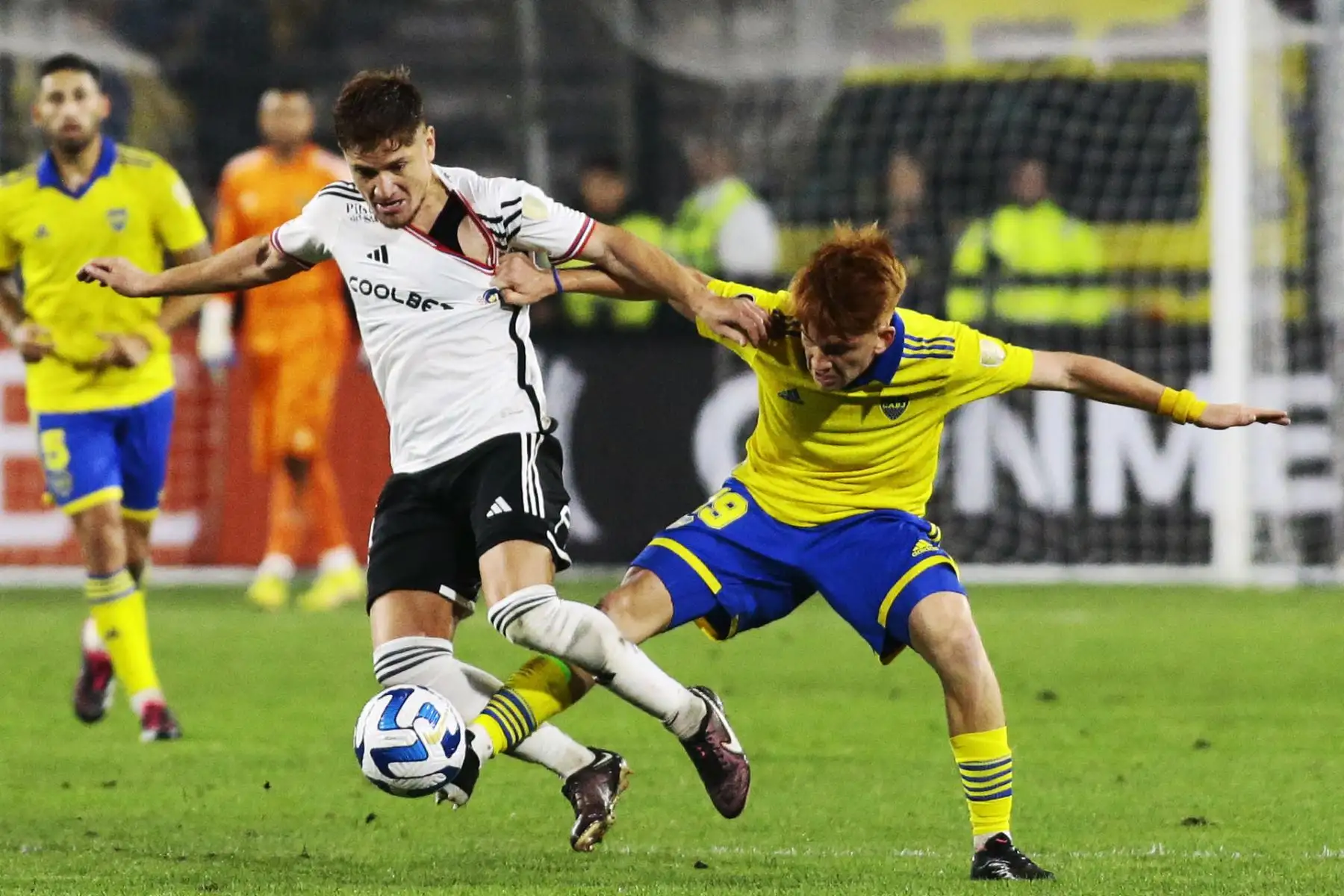 Leonardo Gil (i) de Colo Colo disputa hoy el balón con Valentín Barco de Boca Juniors, durante un partido por el Grupo F de la Copa Libertadores 2023 en el estadio Monumental en Santiago (Chile).
Foto: EFE