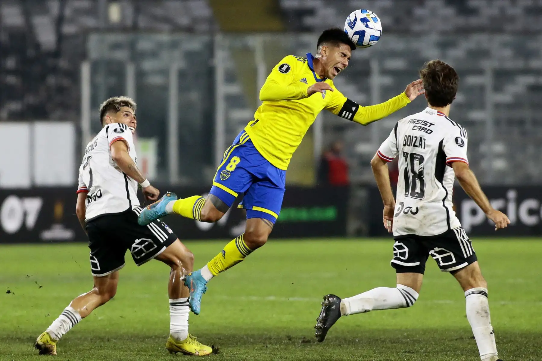 Carlos Palacios (i) y Agustín Bouzat (d) de Colo Colo disputan hoy el balón con Guillermo Fernández de Boca Juniors, durante un partido por el Grupo F de la Copa Libertadores 2023 en el estadio Monumental en Santiago (Chile).
Foto: EFE