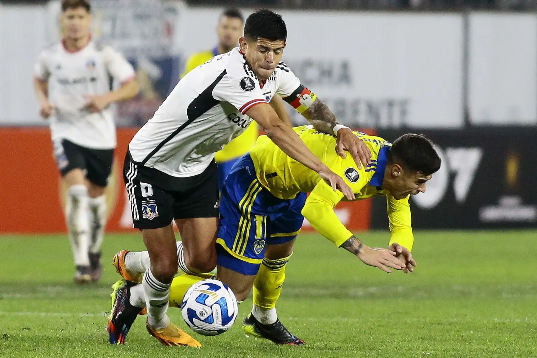Esteban Pavez (i) de Colo Colo disputa hoy el balón con Martín Payero de Boca Juniors, durante un partido por el Grupo F de la Copa Libertadores 2023 en el estadio Monumental en Santiago (Chile).Foto: EFE