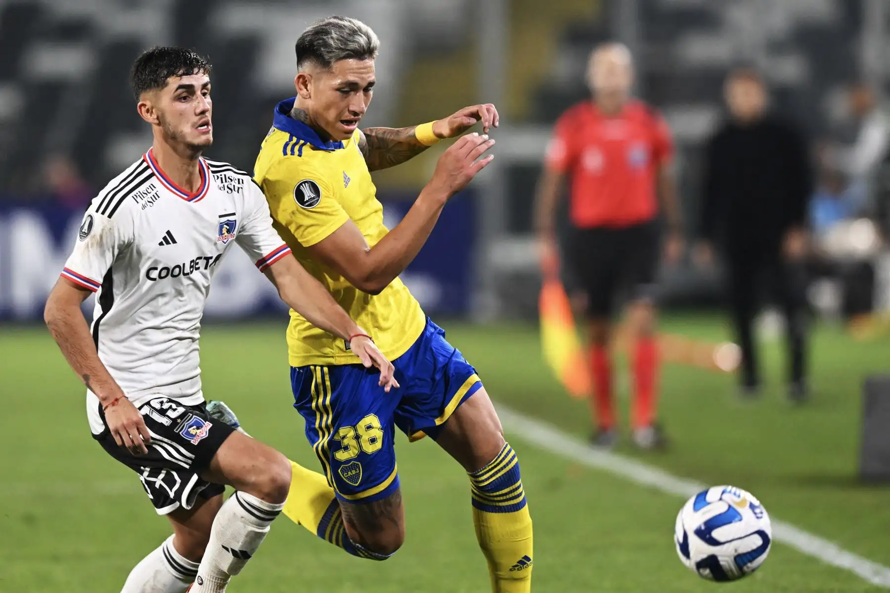 El defensor de Colo-Colo, Bruno Gutiérrez (L), y el delantero de Boca Juniors, Luis Vázquez, disputan el balón durante el partido de ida de la fase de grupos de la Copa Libertadores entre Colo Colo de Chile y Boca Juniors de Argentina, en el estadio Monumental de Santiago, el 3 de mayo. 2023.
Foto: AFP