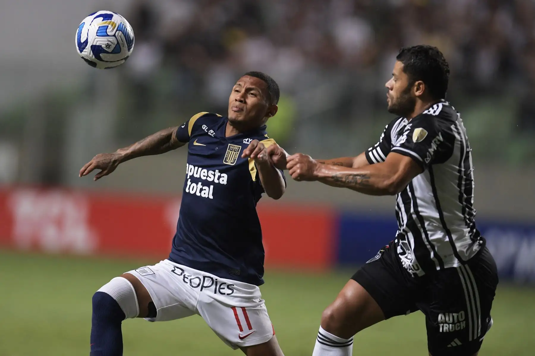 El mediocampista de Alianza Lima Brayan Reyna (L) y el delantero de Atlético Mineiro Hulk compiten por el balón durante el partido de ida de la fase de grupos de la Copa Libertadores entre el Atlético Mineiro de Brasil y Alianza Lima de Perú, en el estadio Raimundo Sampaio en Belo Horizonte, Brasil, el 3 de mayo. , 2023.
Foto: AFP