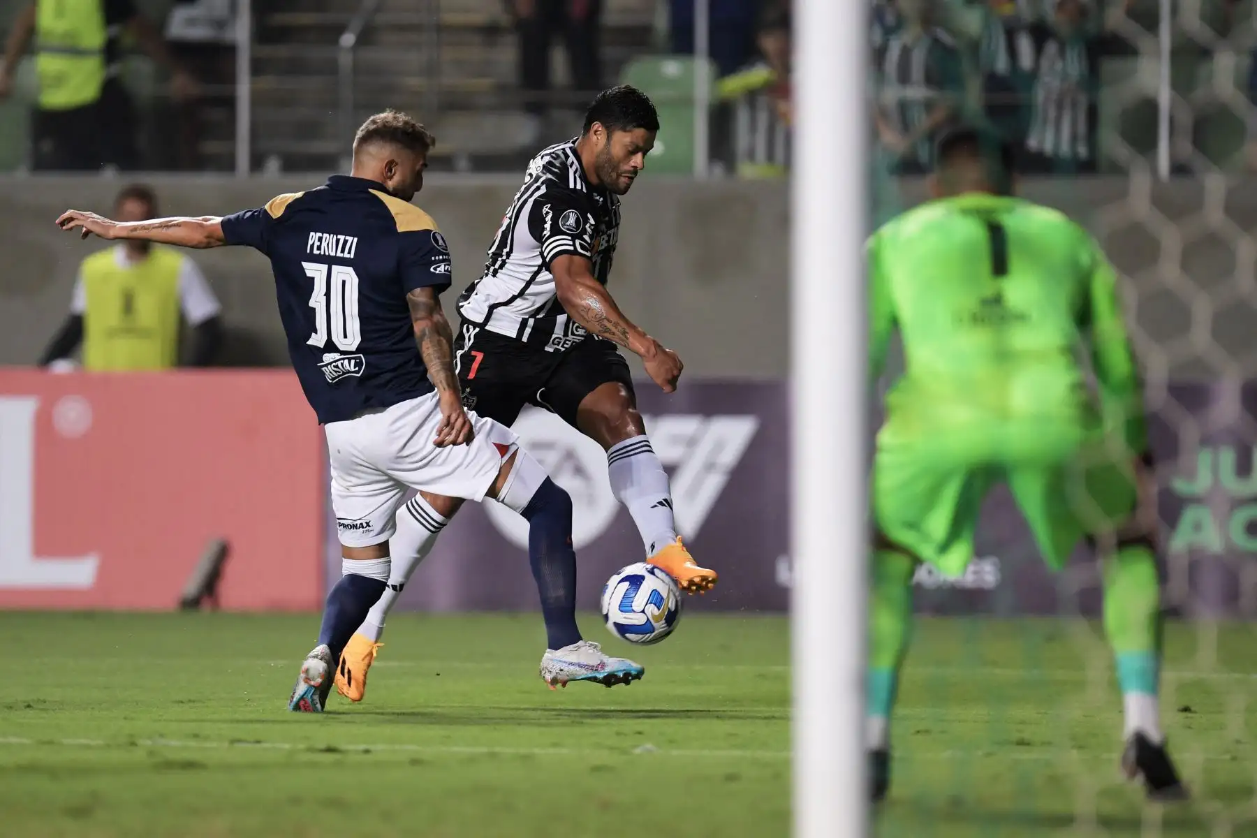 El mediocampista de Alianza Lima Brayan Reyna (L) y el delantero de Atlético Mineiro Hulk compiten por el balón durante el partido de ida de la fase de grupos de la Copa Libertadores entre el Atlético Mineiro de Brasil y Alianza Lima de Perú, en el estadio Raimundo Sampaio en Belo Horizonte, Brasil, el 3 de mayo. , 2023.
Foto: AFP