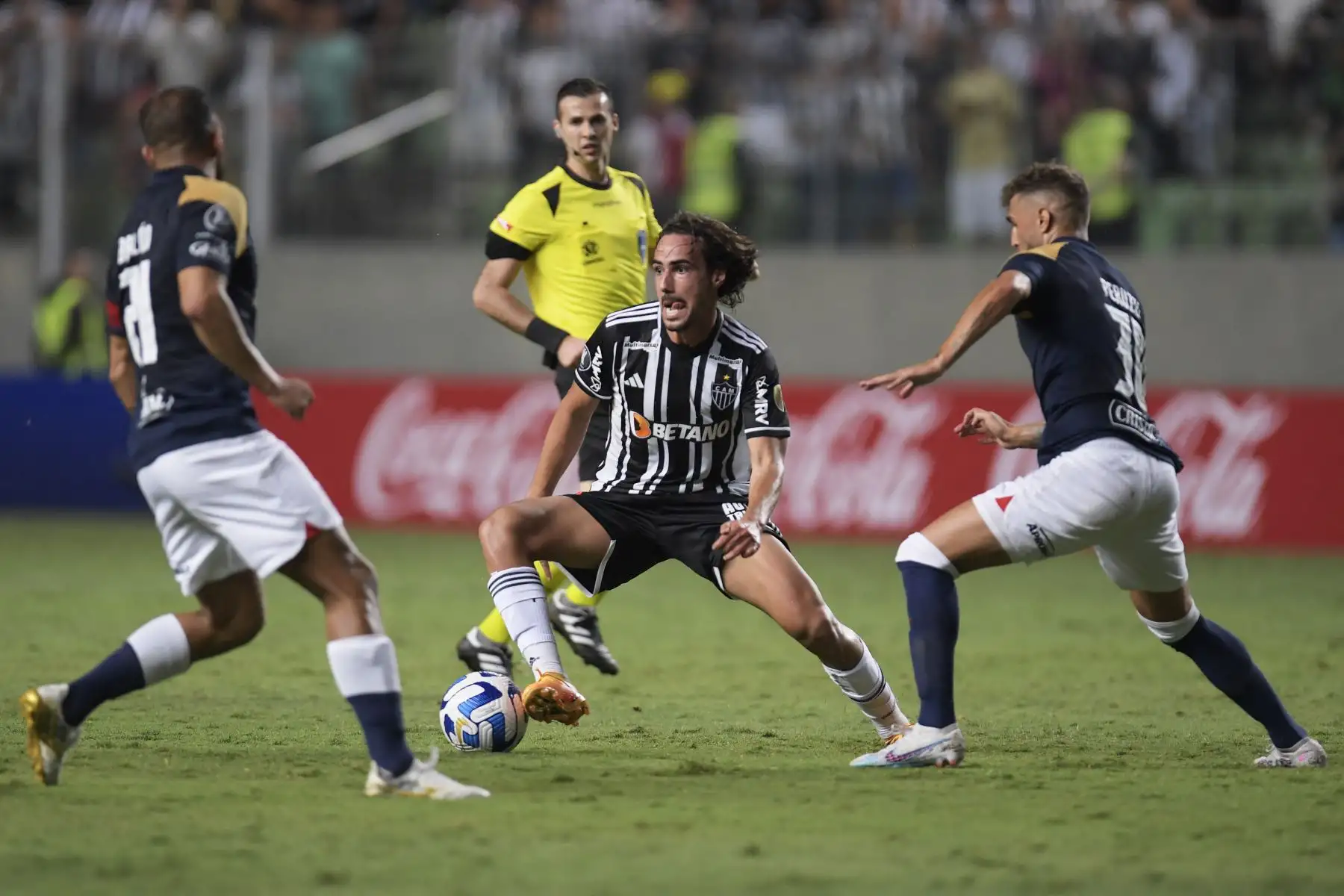 El mediocampista del Atlético Mineiro Igor Gomes (C) compite por el balón con el mediocampista colombiano de Alianza Lima Andrés Andrade (L) y el defensa uruguayo de Alianza Lima Gino Peruzzi durante el partido de ida de la fase de grupos de la Copa Libertadores entre el Atlético Mineiro de Brasil y Alianza Lima de Perú, en el Estadio Raimundo Sampaio en Belo Horizonte, Brasil, el 3 de mayo de 2023.
Foto: AFP