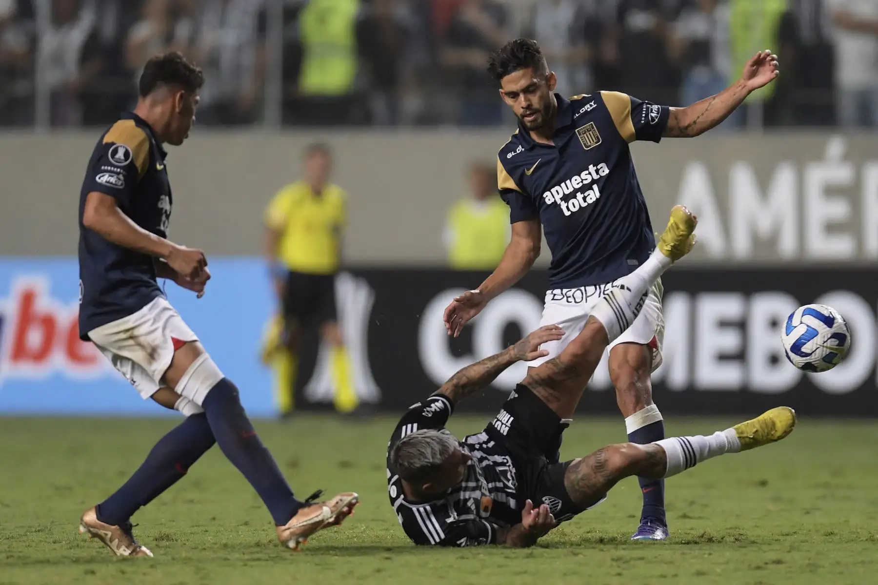 El mediocampista de Alianza Lima, Jesús Castillo (L), el mediocampista colombiano de Alianza Lima, Andrés Andrade, y el delantero chileno de Atlético Mineiro, Eduardo Vargas, disputan el balón durante el partido de ida de la fase de grupos de la Copa Libertadores entre Atlético Mineiro de Brasil y Alianza Lima de Perú, en el estadio Raimundo Sampaio. en Belo Horizonte, Brasil, el 3 de mayo de 2023.
Foto: AFP