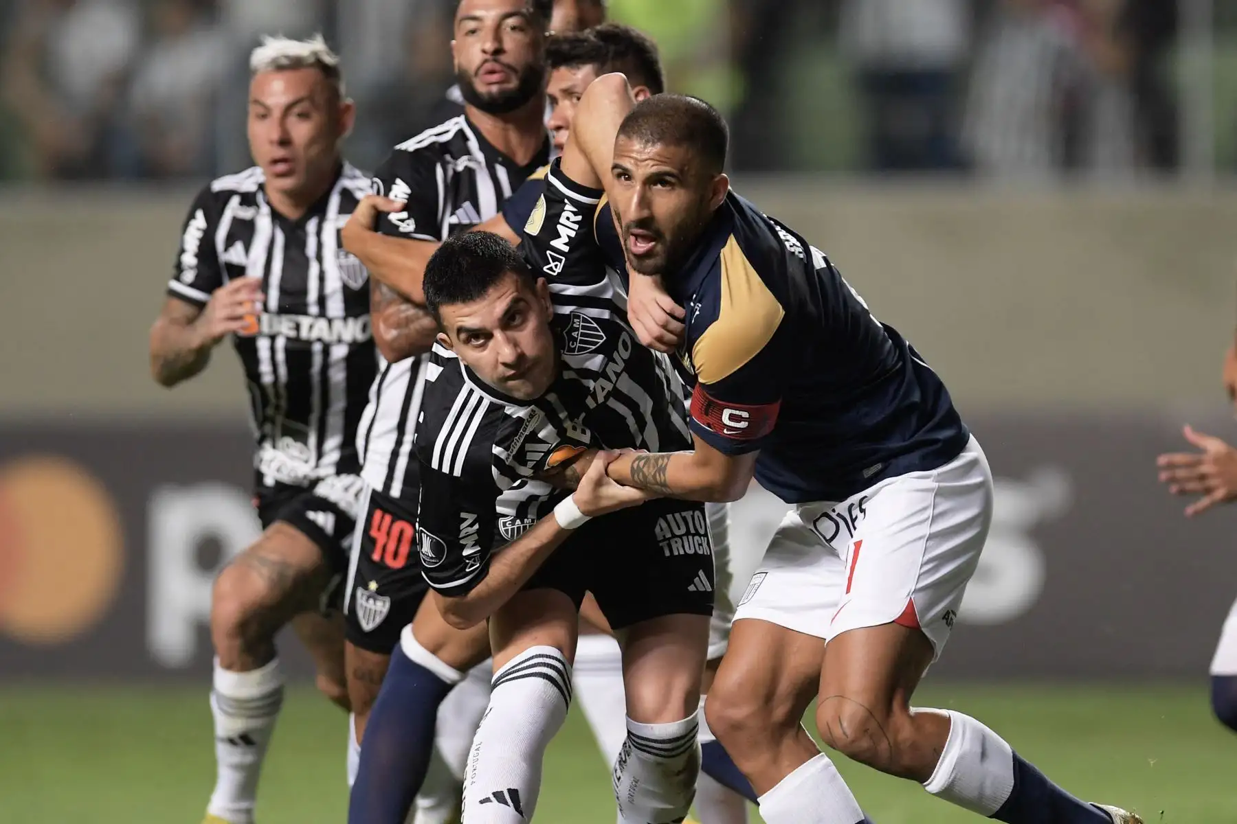 El mediocampista argentino Rodrigo Battaglia (C) del Atlético Mineiro y el mediocampista Josepmir Ballon (D) de Alianza Lima esperan el balón durante el partido de ida de la fase de grupos de la Copa Libertadores entre el Atlético Mineiro de Brasil y Alianza Lima de Perú, en el estadio Raimundo Sampaio en Belo Horizonte. Brasil, el 3 de mayo de 2023.
Foto: AFP
