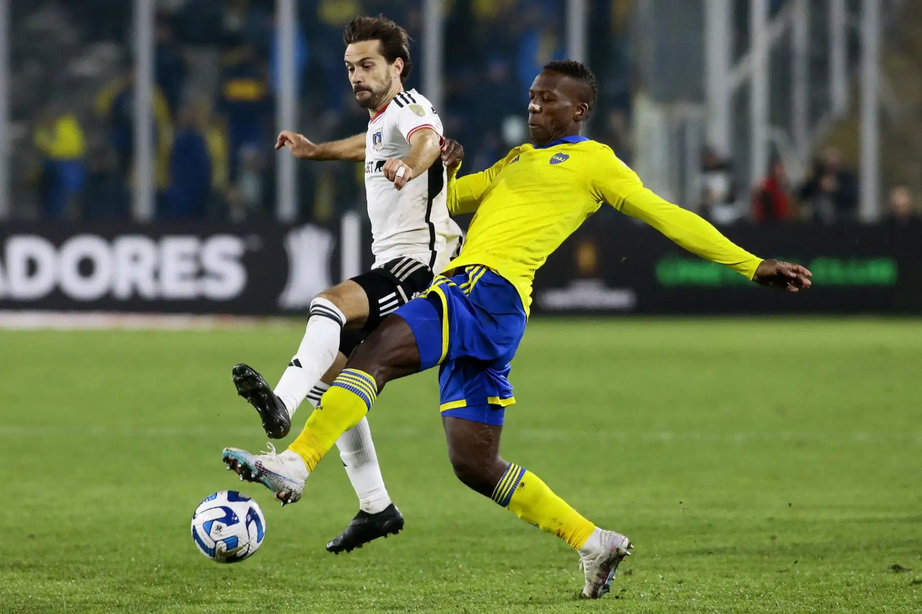 Agustín Bouzat (i) de Colo Colo disputa hoy el balón con Luis Advíncula de Boca Juniors, durante un partido por el Grupo F de la Copa Libertadores 2023 en el estadio Monumental en Santiago (Chile) Foto: EFE